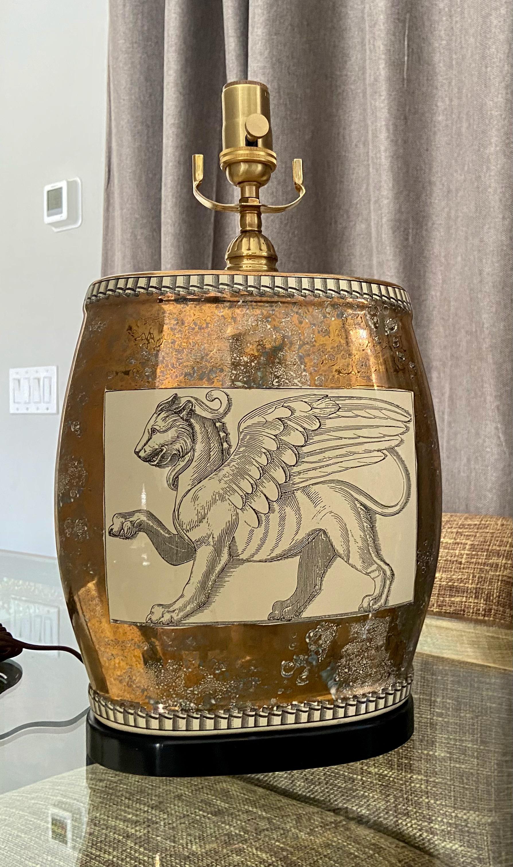 Lampe de bureau simple Griffin en porcelaine à motif de lion en vente 10