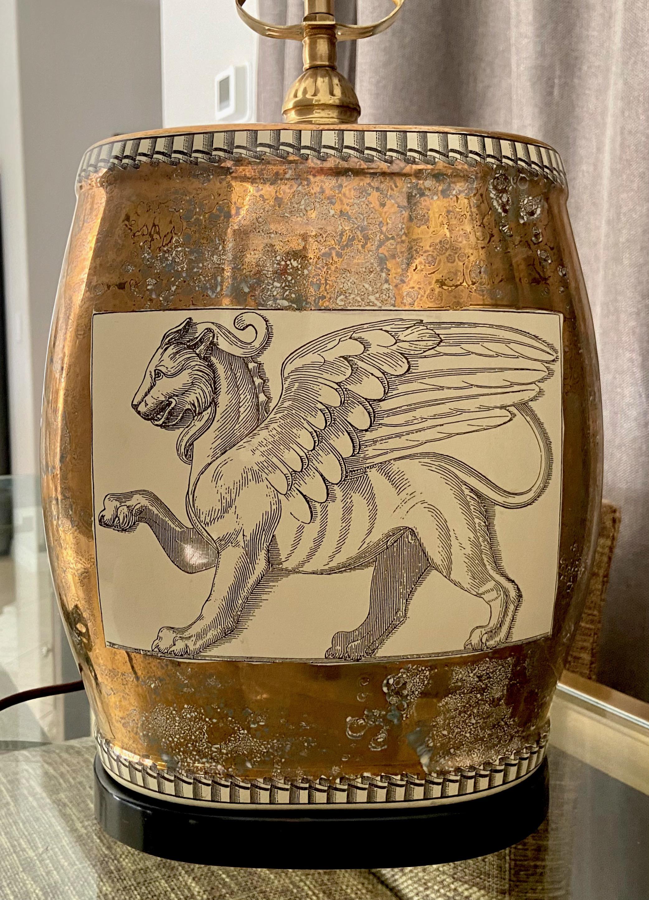 Européen Lampe de bureau simple Griffin en porcelaine à motif de lion en vente