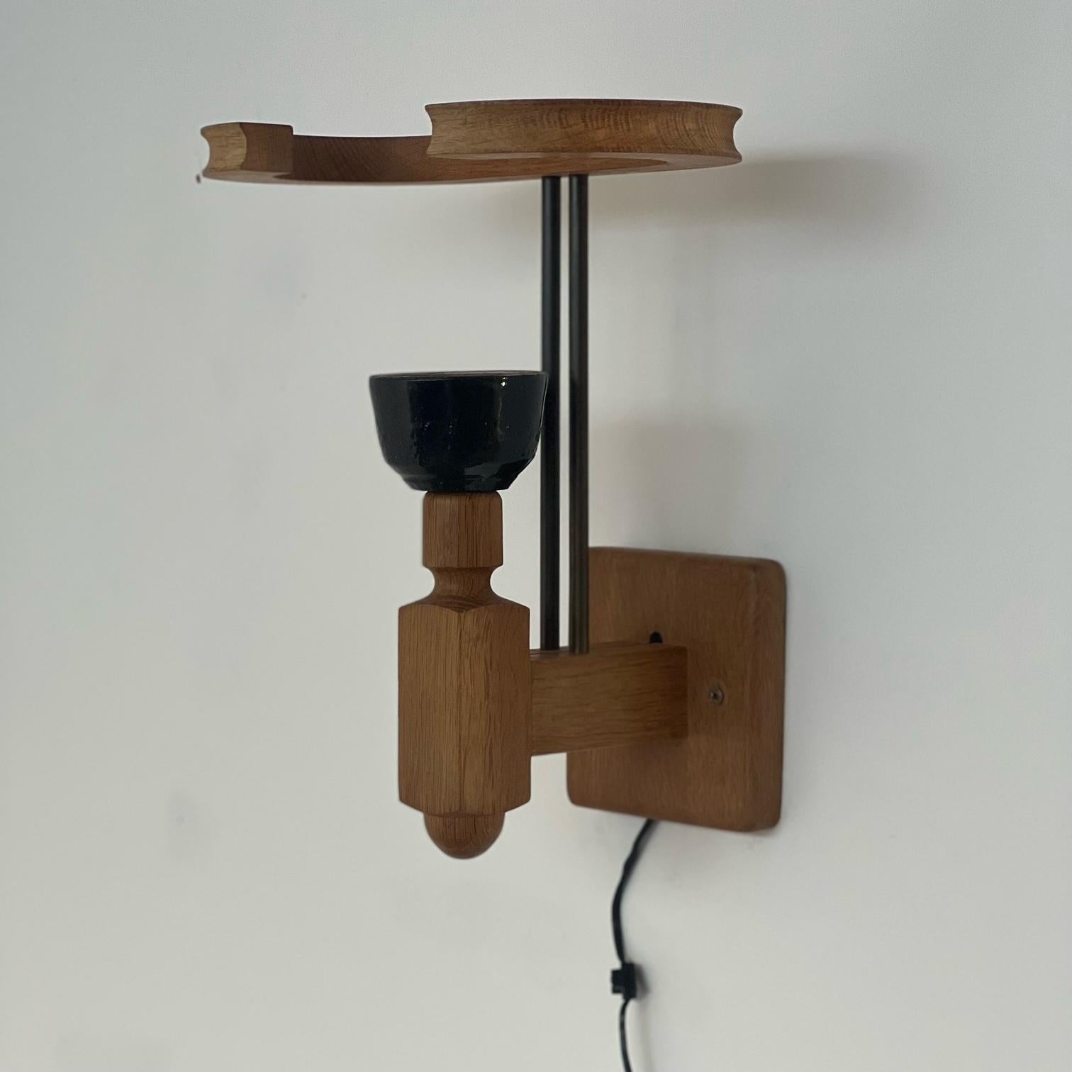 Single Guillerme et Chambron Mid-Century Oak Wall Light In Good Condition In London, GB