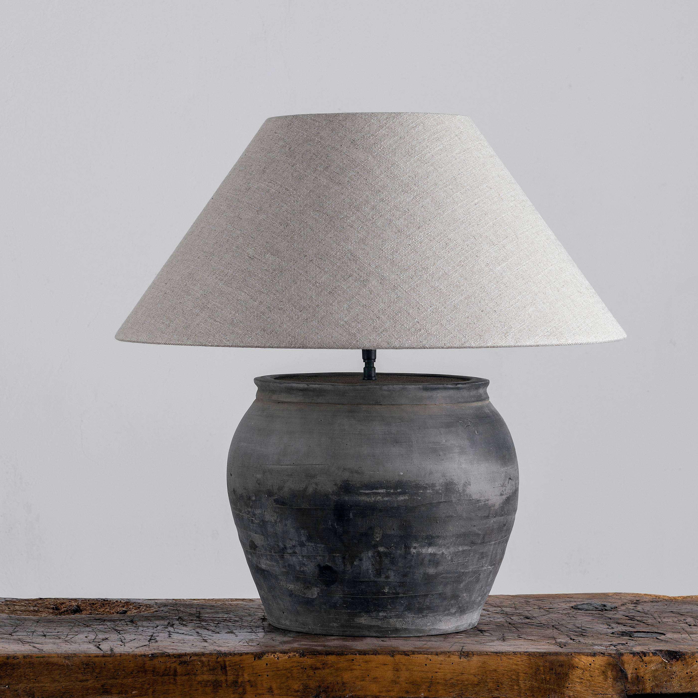 Un bellissimo vaso non smaltato in stile dinastia Han dalla forma molto elegante.
Prevedibilmente montato come lampada - EU WIRED. Supporto di alta qualità con snodo regolabile in ottone. 
Il vaso proviene da Zhejiang, in Cina, mentre la montatura e