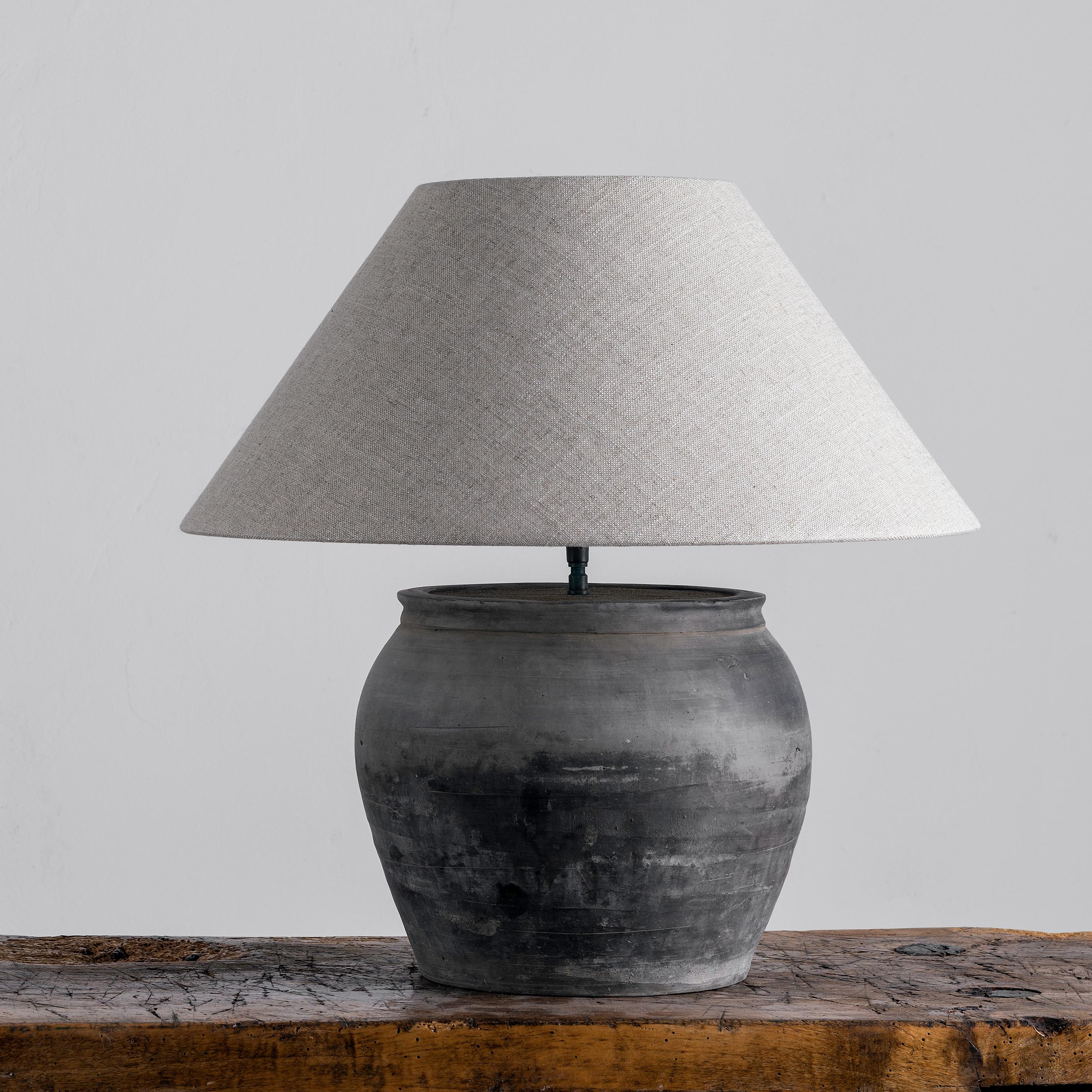 Han Lampada singola in stile HAN con paralume in lino belga in vendita