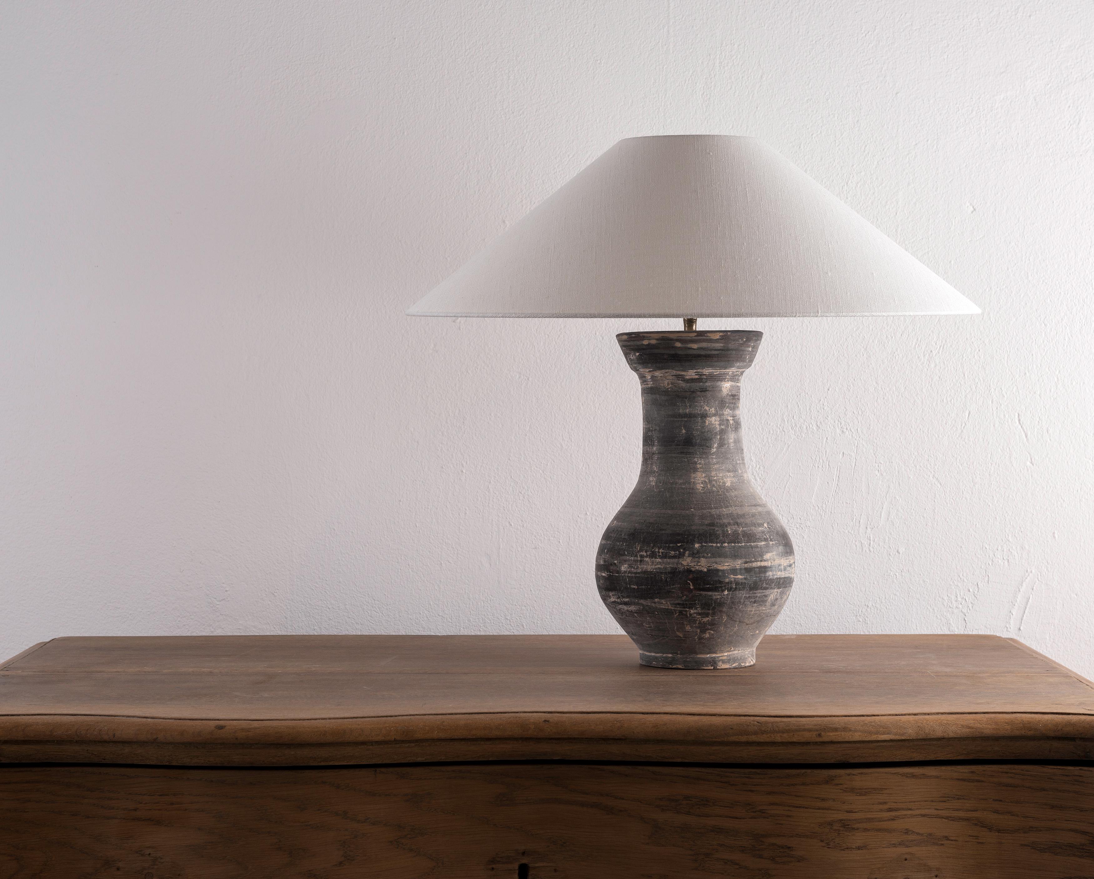 Single Han Style Lamp with Handmade Belgian Linen Shade In Good Condition In Jesteburg, DE