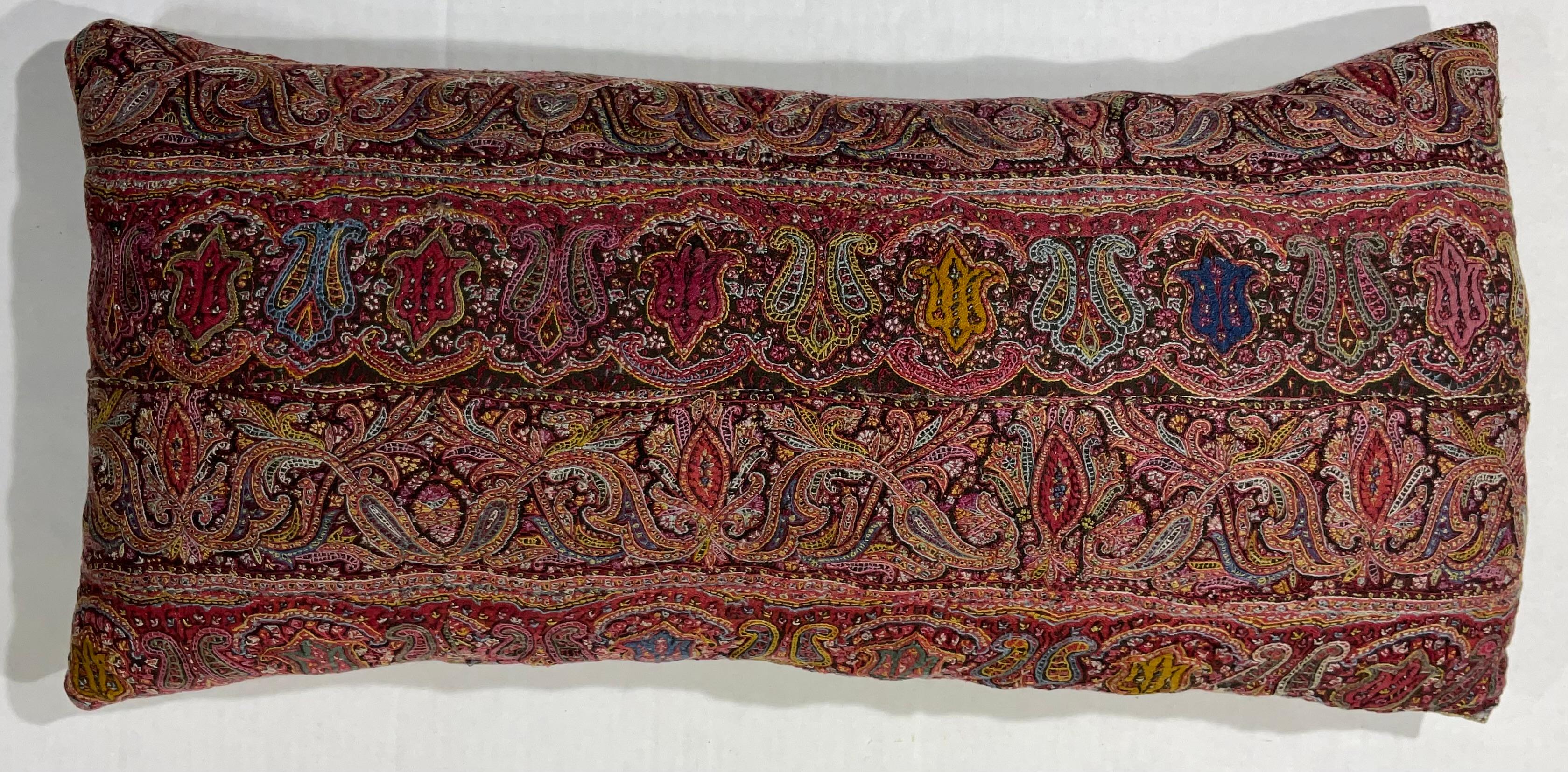 Wunderschönes, handgesticktes Kissen aus einem antiken persischen Stoff der Provinz Kermonsha.
Sehr detaillierte, lebhafte Blumenmotive.
Frische Einlage, feine Baumwollunterlage.