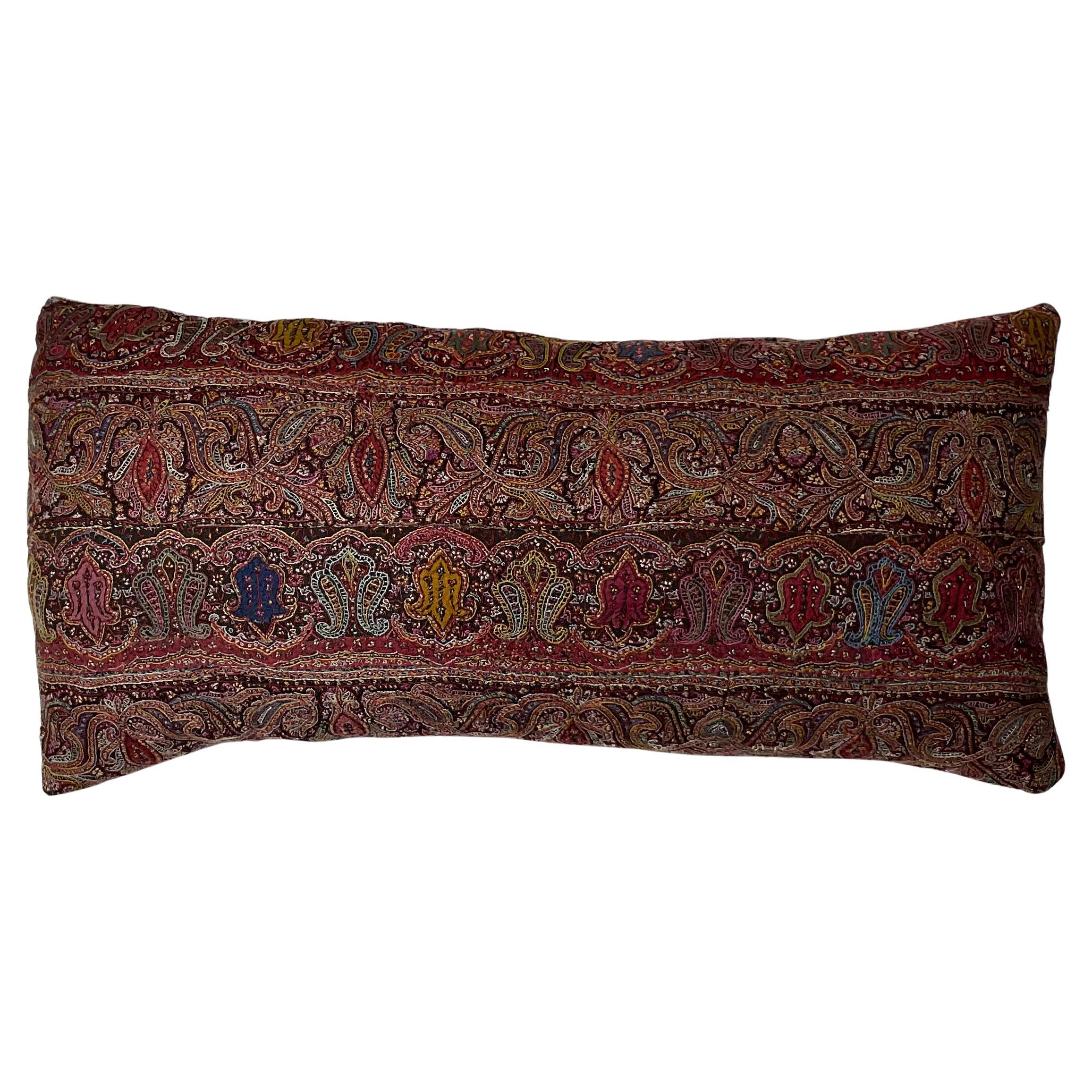 Einzelnes handgesticktes persisches Suzani-Kissen
