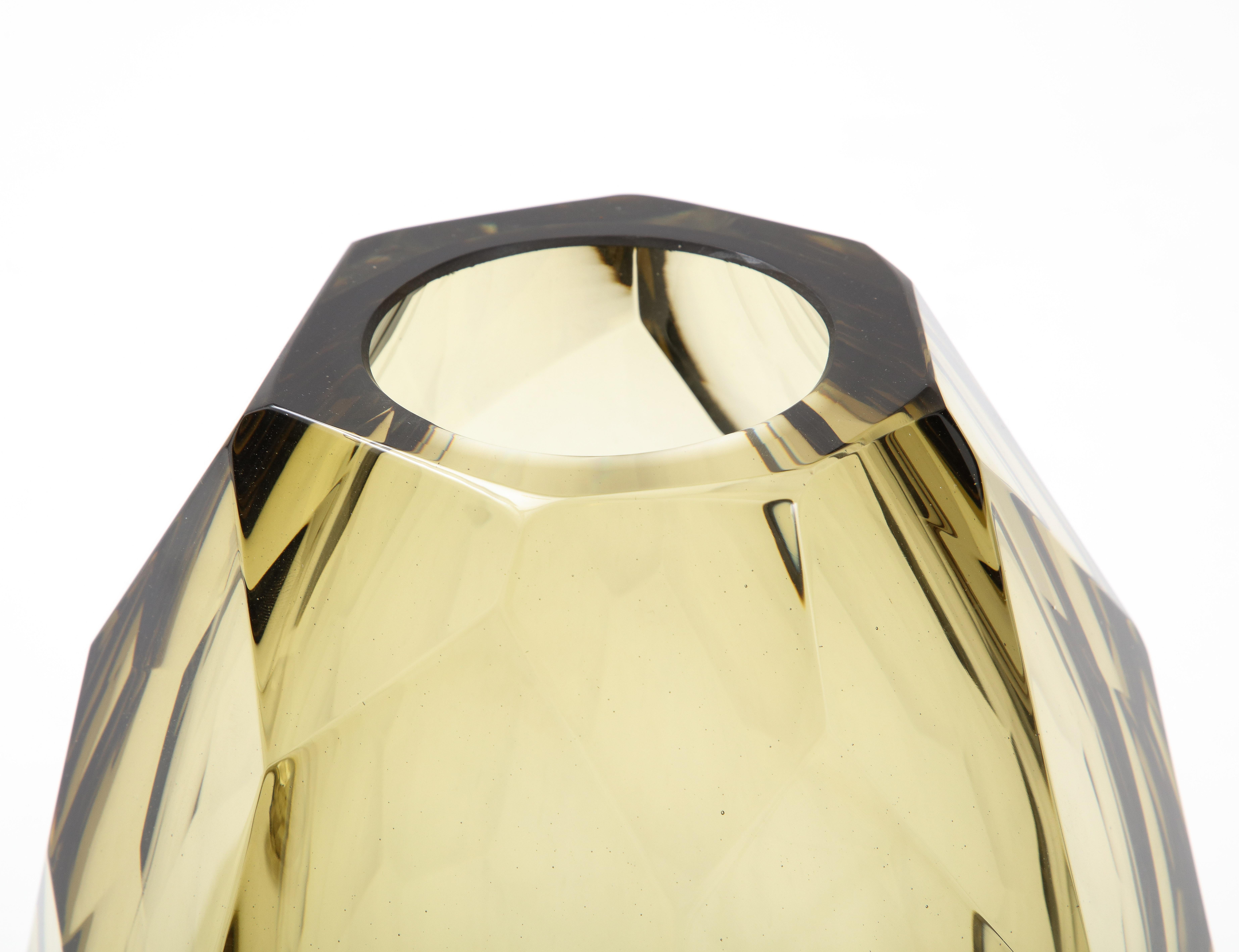 Fait main Vase unique en verre de Murano soufflé à la main, facetté fumée, signé, Italie, 2022 en vente