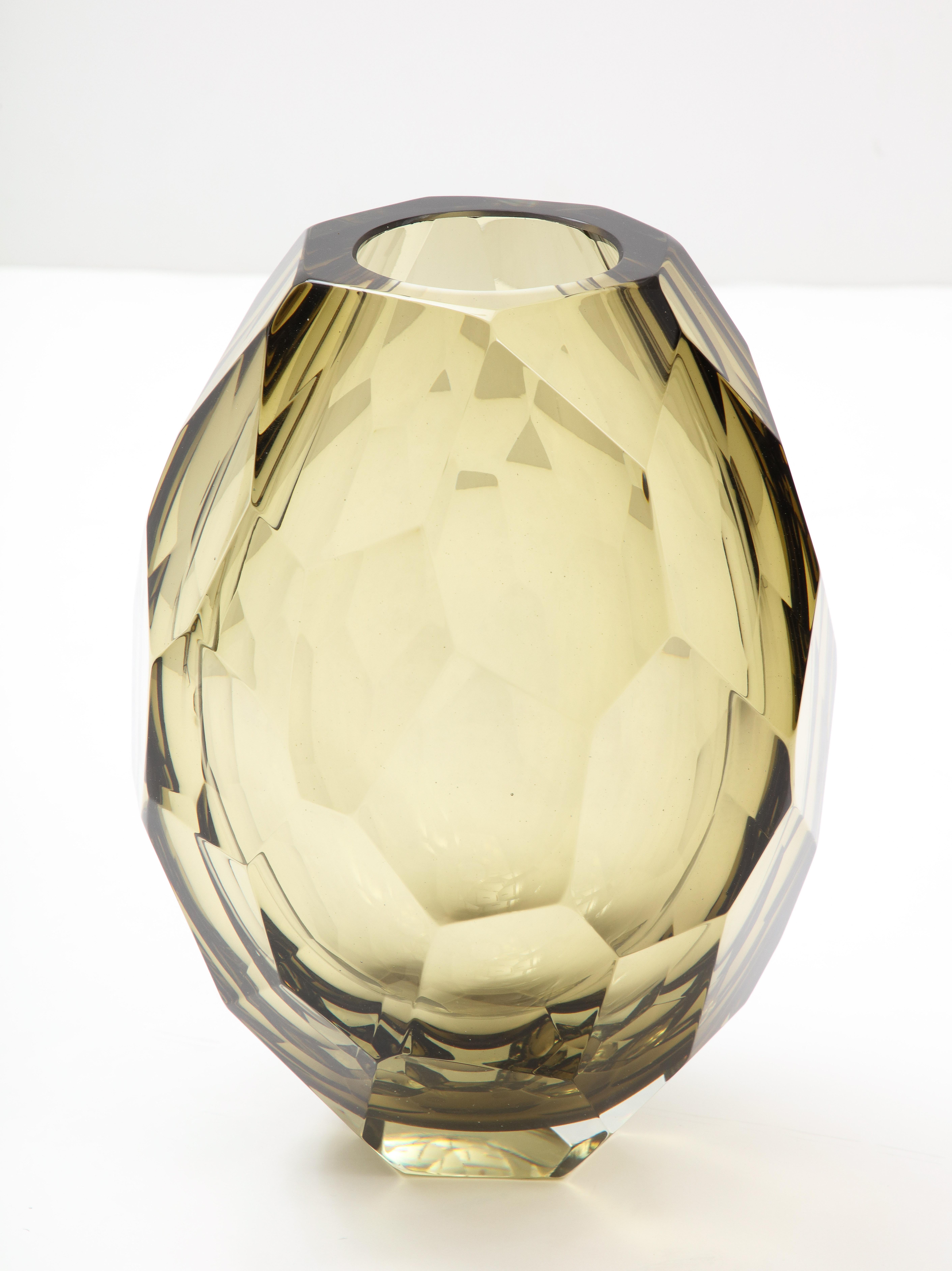 Vase unique en verre de Murano soufflé à la main, facetté fumée, signé, Italie, 2022 Neuf - En vente à New York, NY