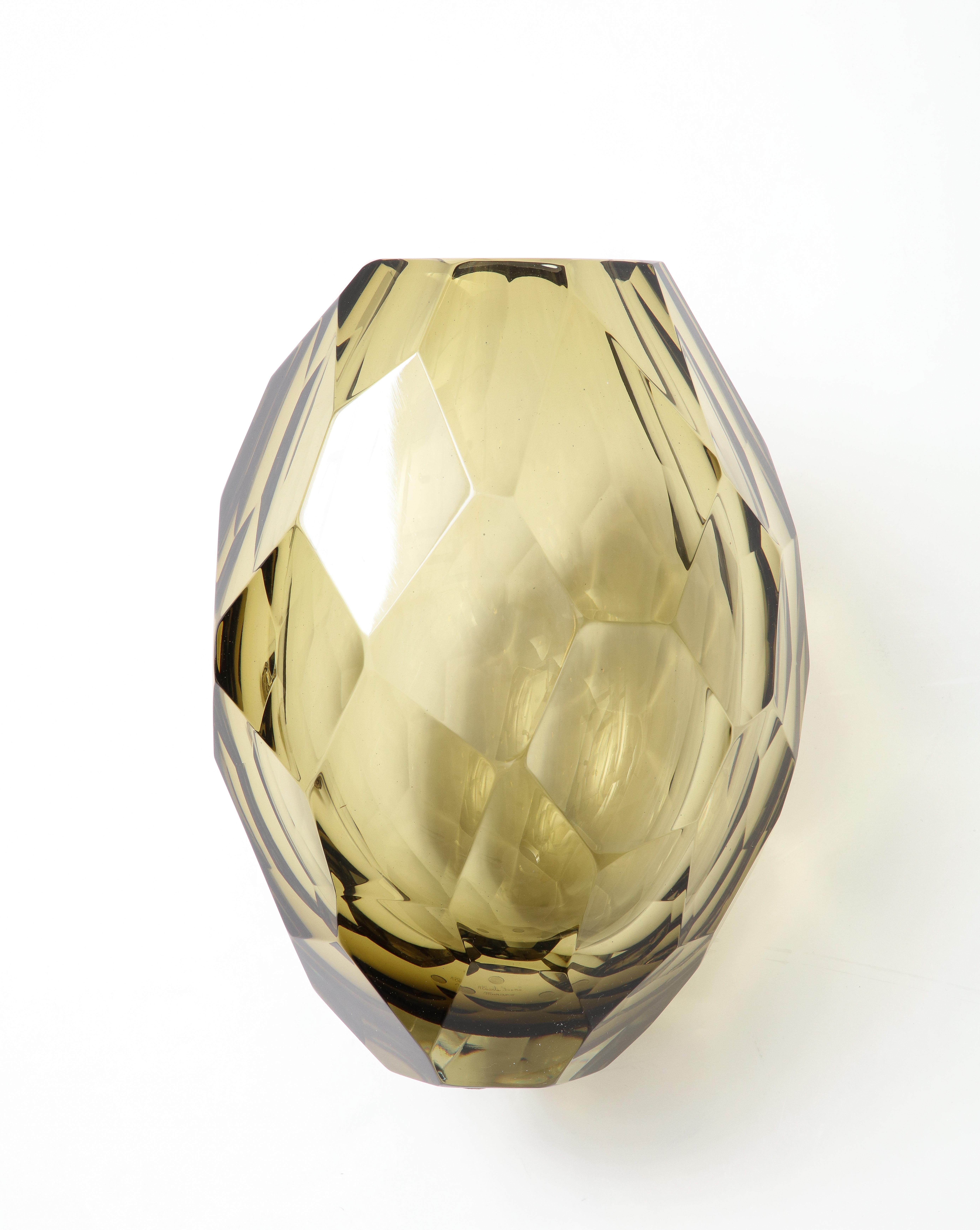 XXIe siècle et contemporain Vase unique en verre de Murano soufflé à la main, facetté fumée, signé, Italie, 2022 en vente