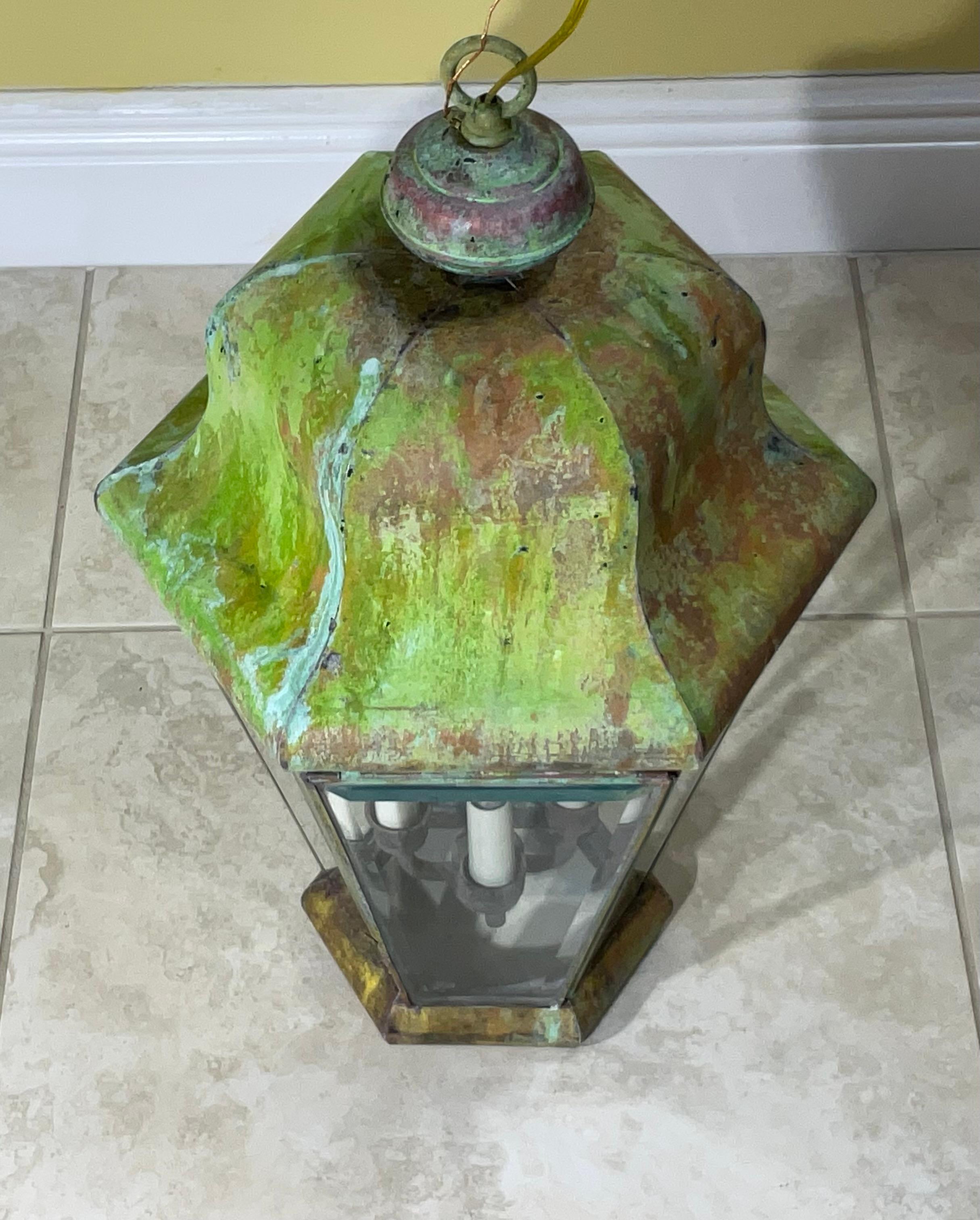 lanterne suspendue en laiton massif, exécution de qualité, électrifiée avec quatre lampes de 40/watt, verre biseauté, belle patine, bonne exposition à la lumière. En état de marche et prêt à l'emploi.
Convient aux endroits humides.
Canopée et chaîne
