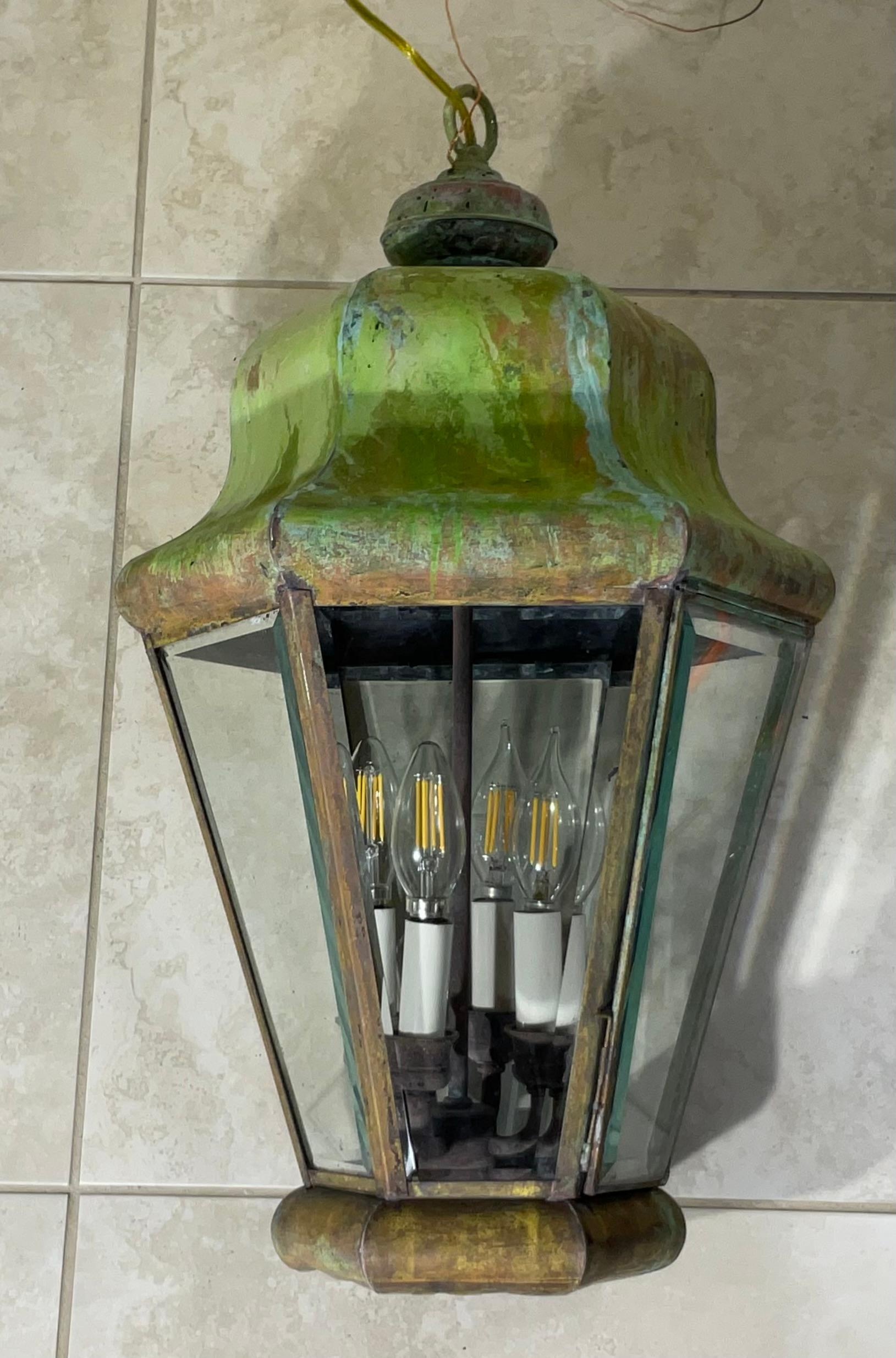Lanterne suspendue simple en laiton massif, fabriquée à la main Bon état - En vente à Delray Beach, FL