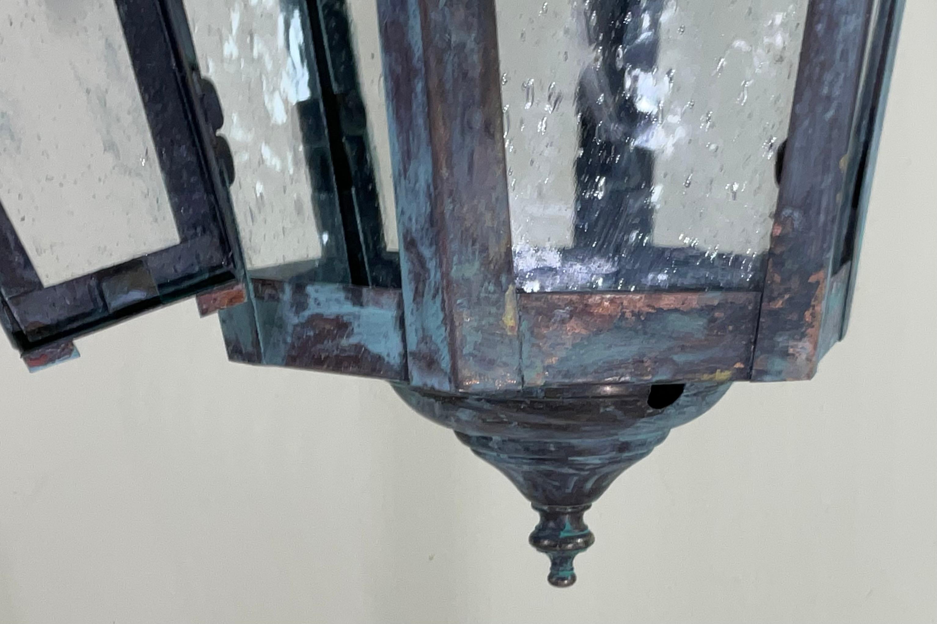 Lanterne suspendue unique en cuivre massif, fabriquée à la main 22 haut x 12 large en vente 3