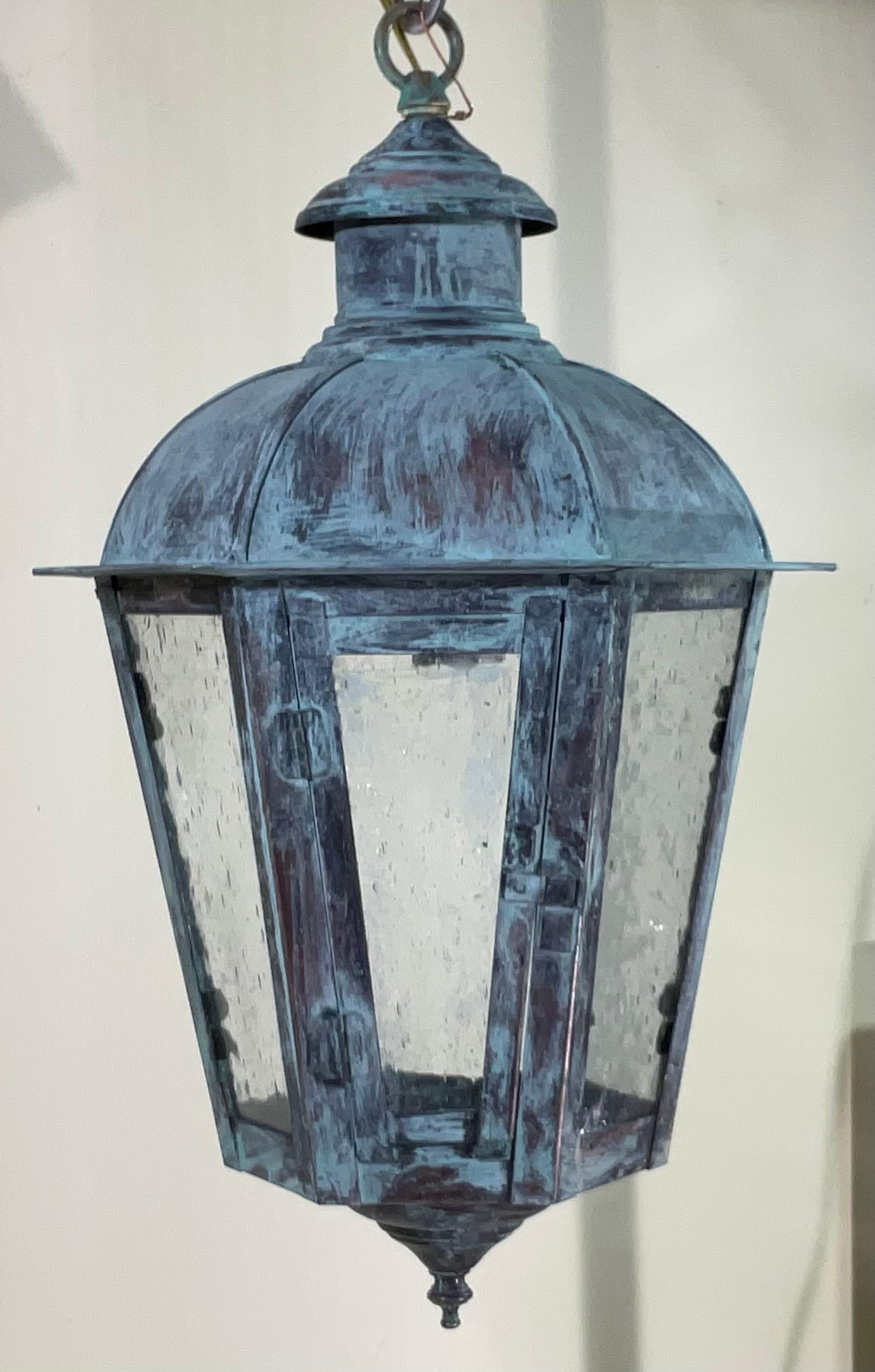 Lanterne suspendue unique en cuivre massif, fabriquée à la main 22 haut x 12 large en vente 4