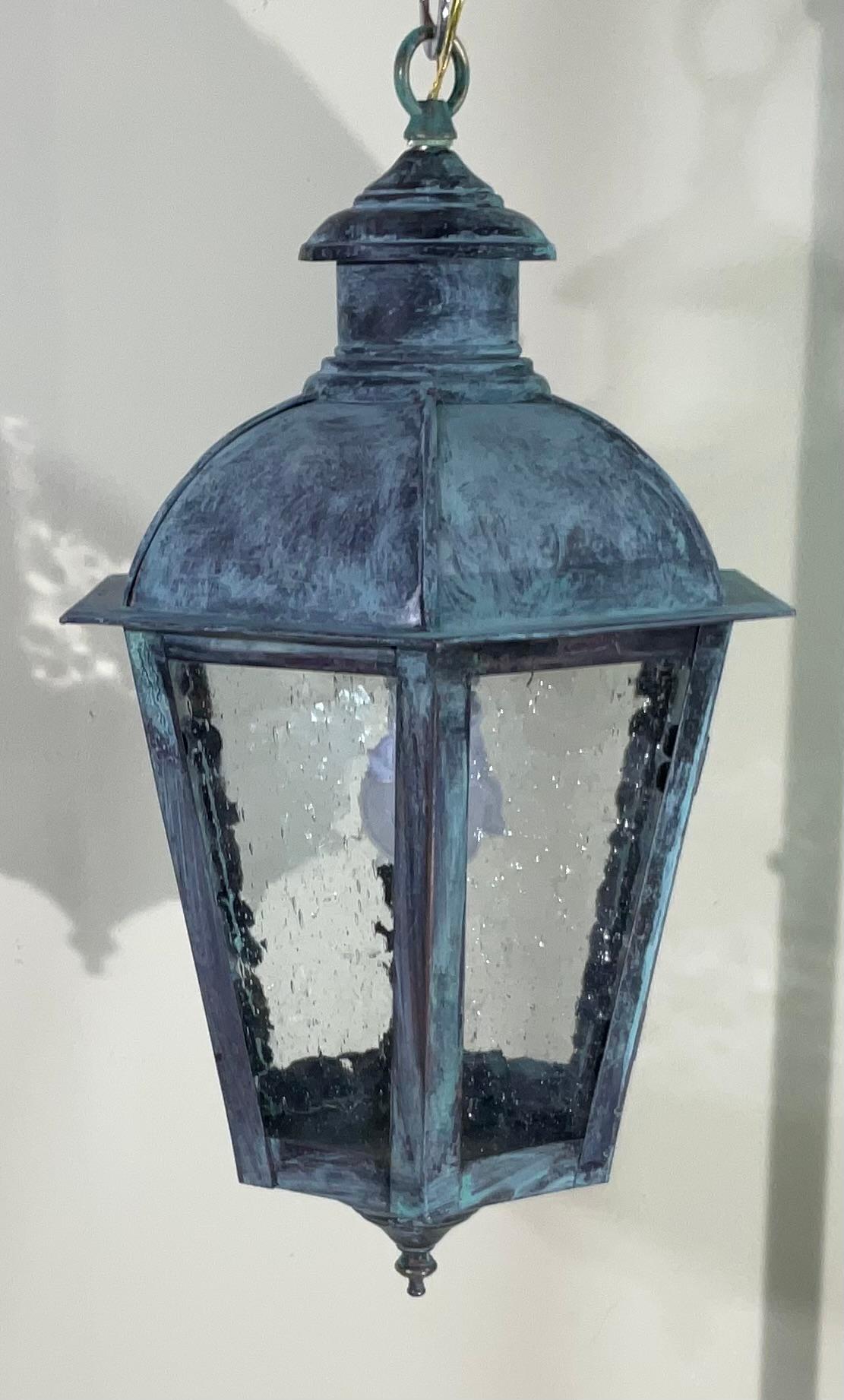 Rehaussez votre espace extérieur avec une lanterne en cuivre intemporelle
ajoute à la fois du caractère et de la fonctionnalité à l'extérieur de votre maison. Fabriquée à la main avec précision, la lueur chaude et invitante qu'elle émet crée une