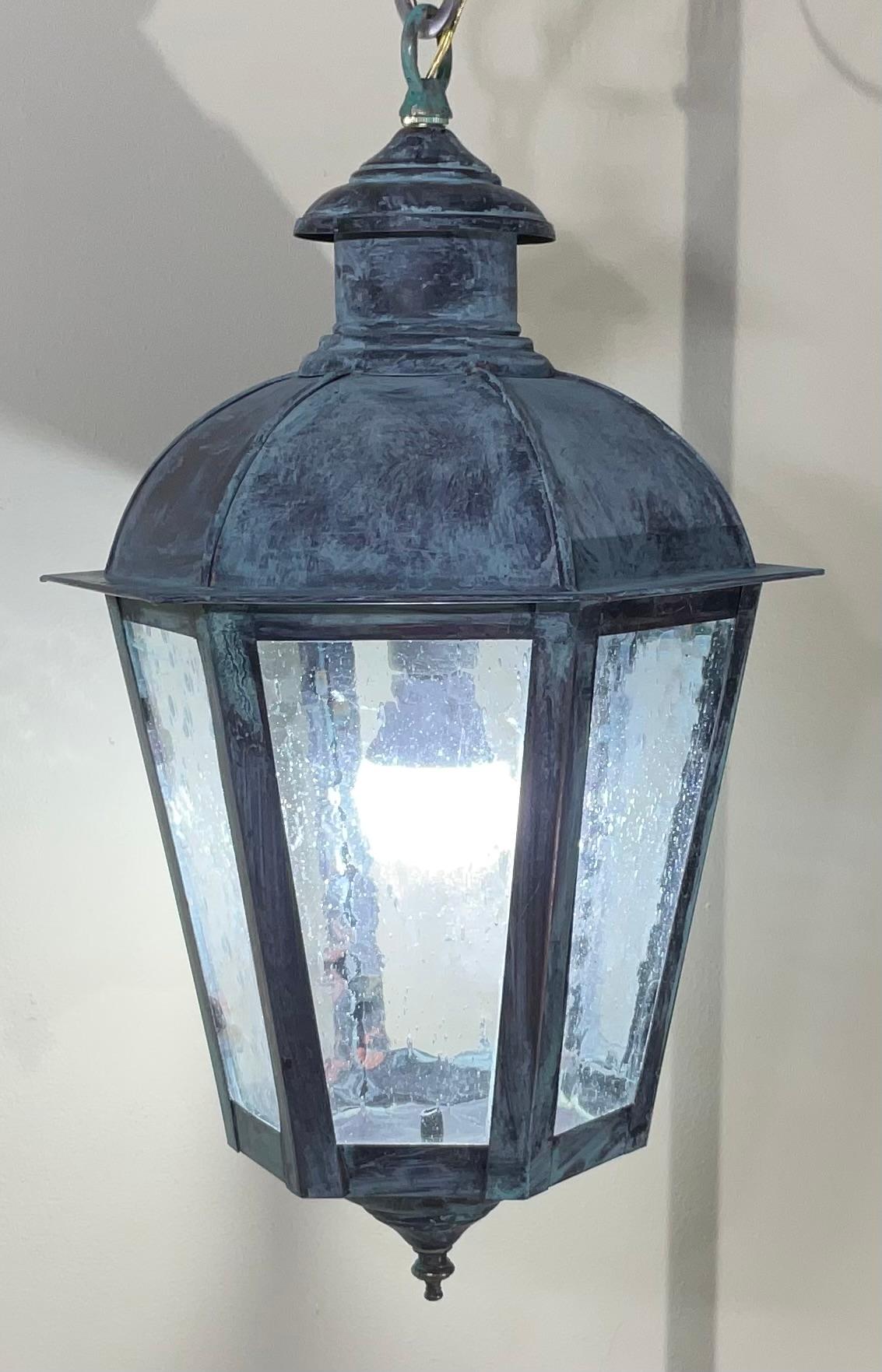 Lanterne suspendue unique en cuivre massif, fabriquée à la main 22 haut x 12 large Bon état - En vente à Delray Beach, FL