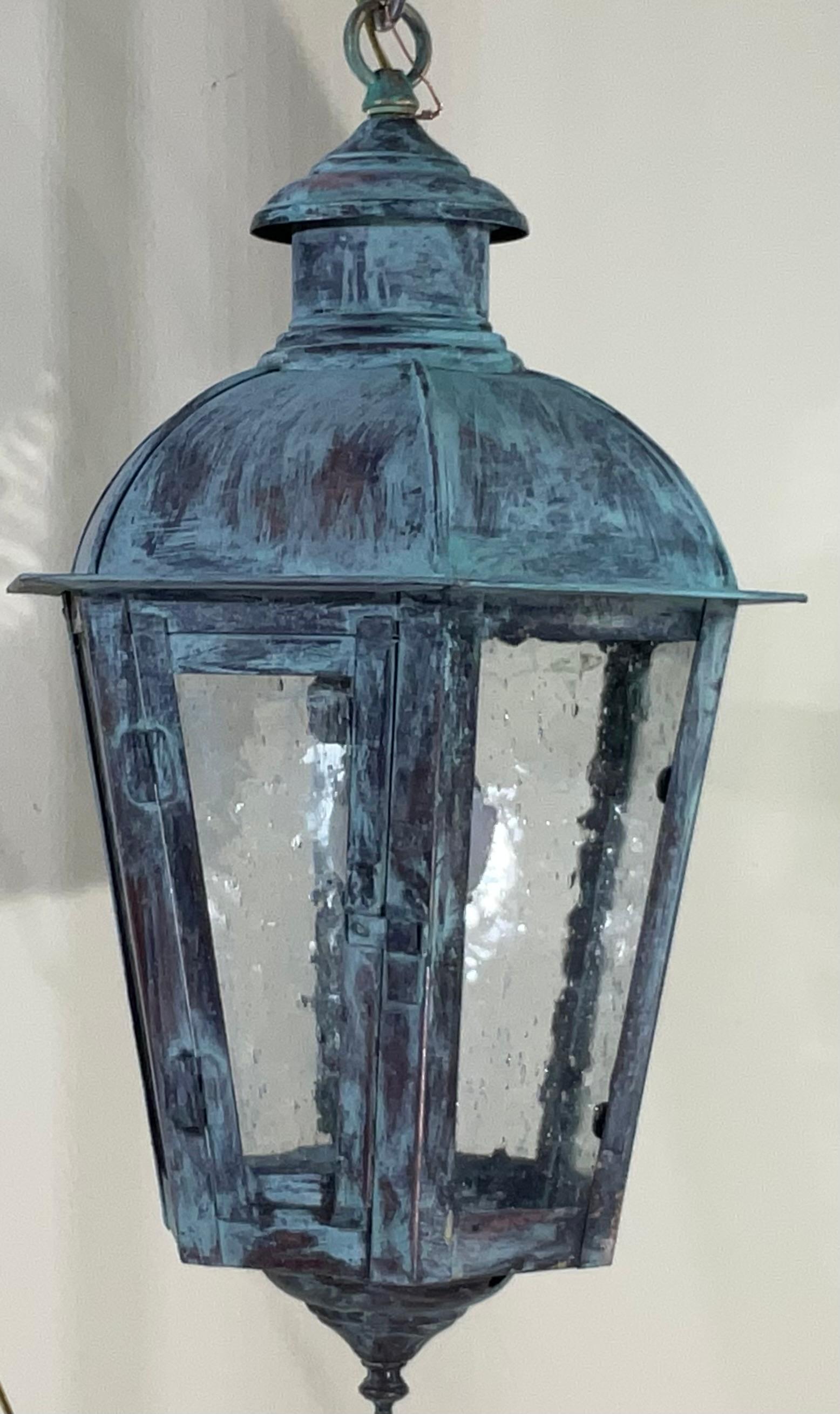 Lanterne suspendue unique en cuivre massif, fabriquée à la main 22 haut x 12 large en vente 1