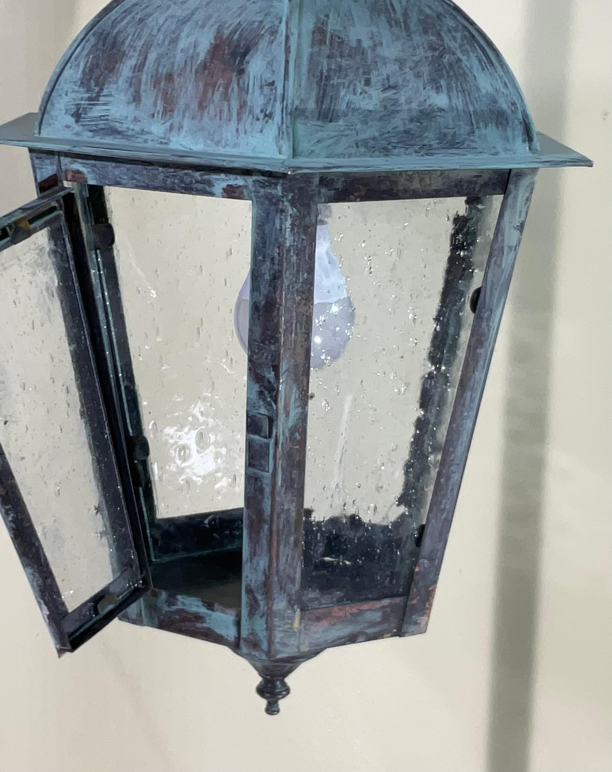 Lanterne suspendue unique en cuivre massif, fabriquée à la main 22 haut x 12 large en vente 2