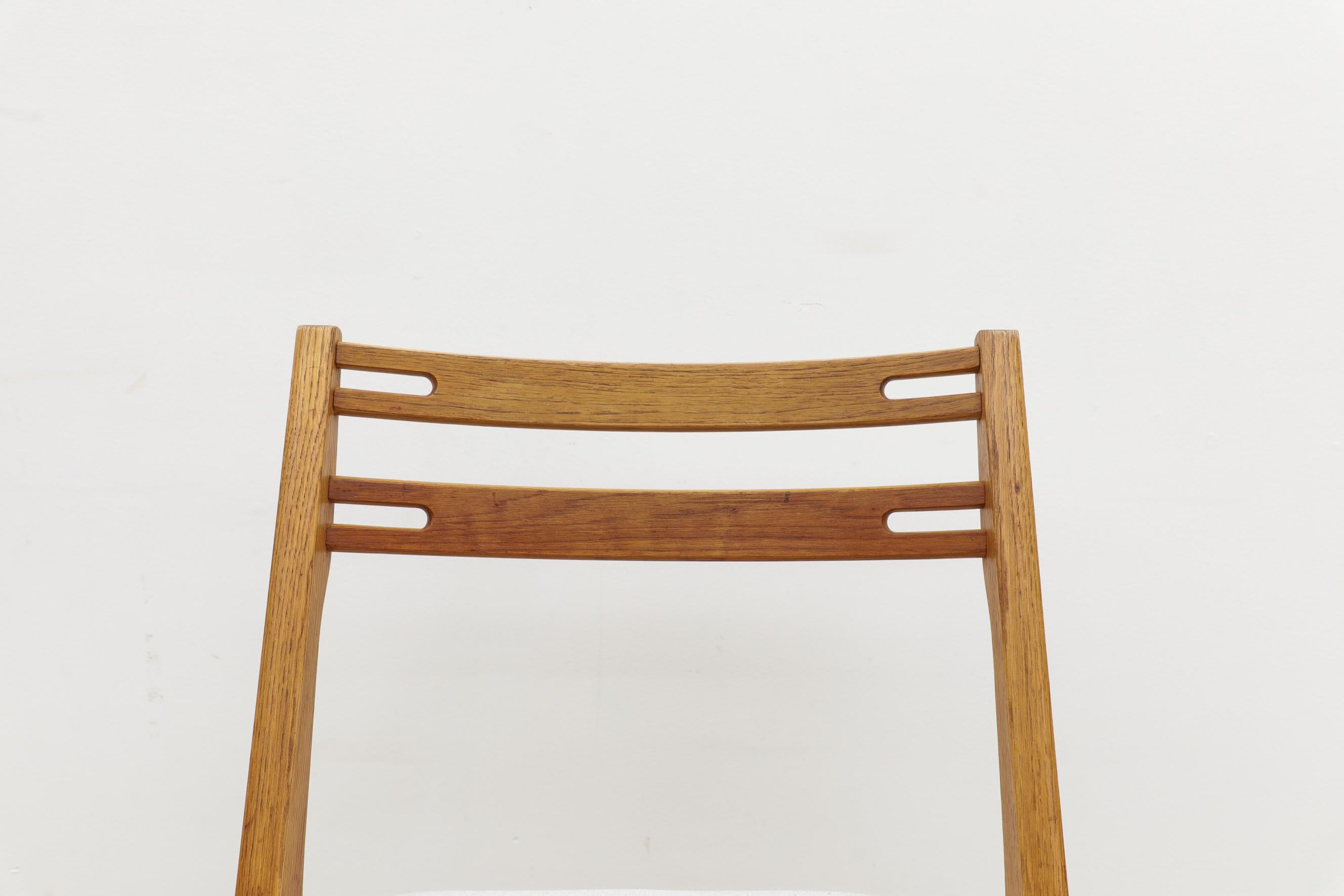 Single Hans Wegner Inspired Oak Dining Chair with Compass Legs and Bowed Back For Sale 2