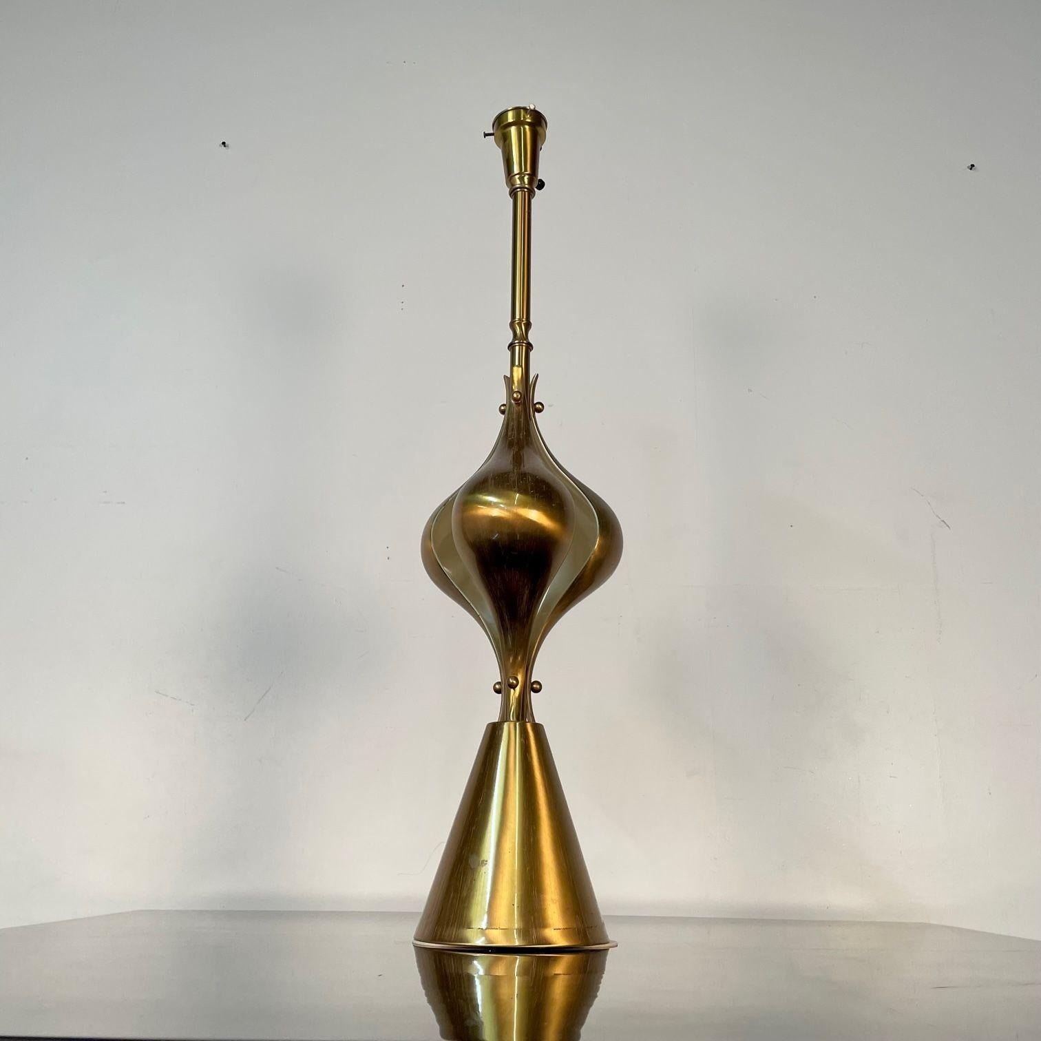 Single Hollywood Regency Style Brass Table / Desk Lamp In Good Condition For Sale In Stamford, CT