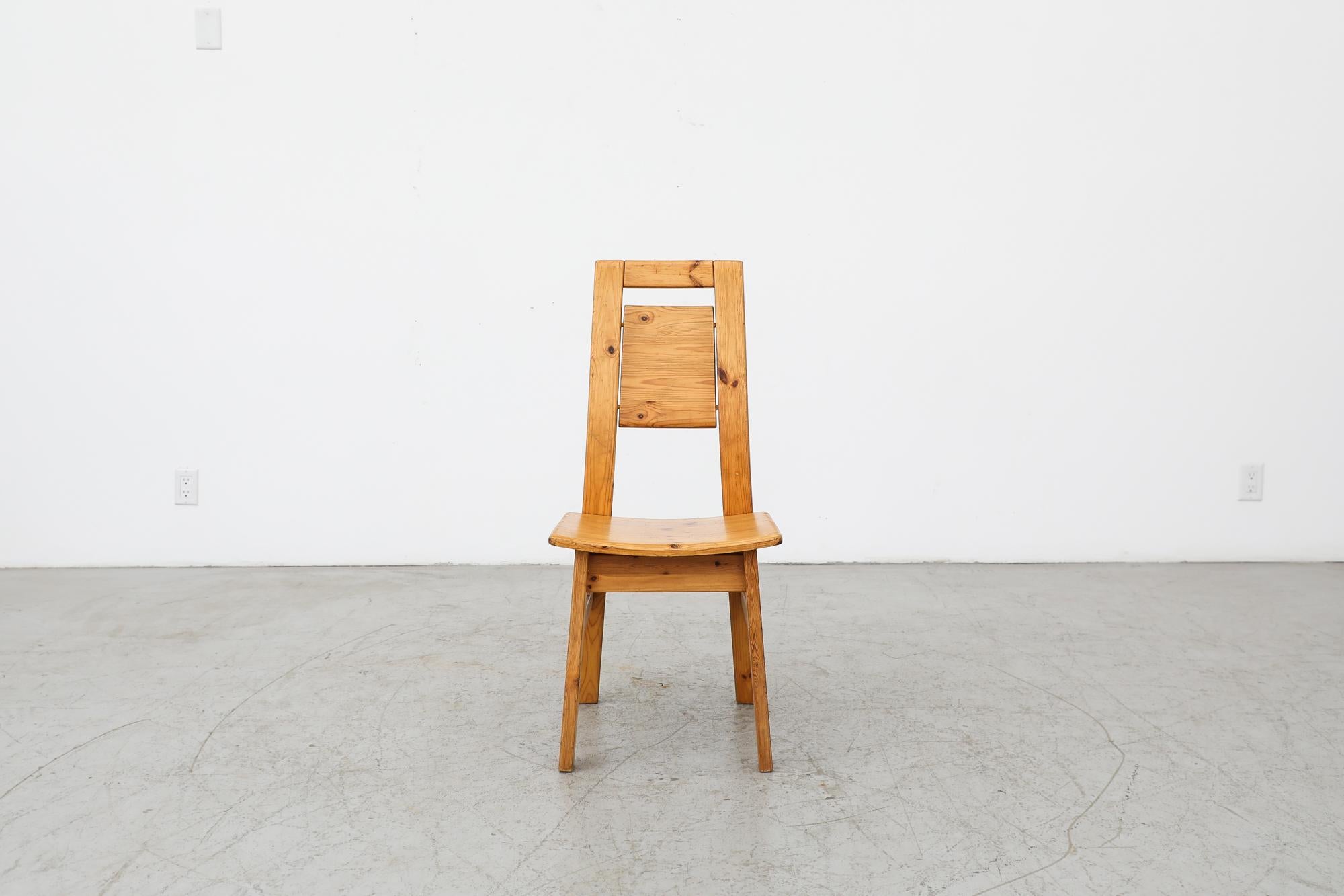 Chaise de salle à manger à haut dossier en pin massif par IImari Tapiovaara pour Laukaan Puu, Finlande, années 1960. En bon état d'origine, usure cohérente avec l'âge et l'utilisation.