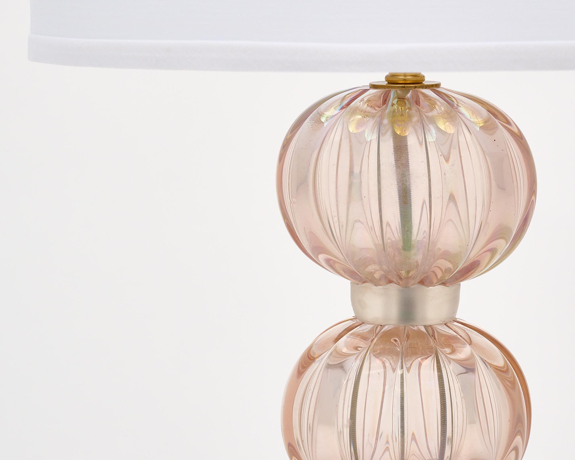 italien Lampe unique en verre de Murano rose irisé avec base en lucite en vente