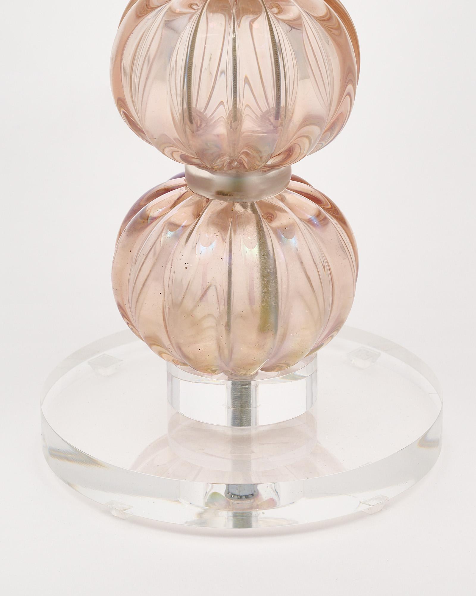 Lampe unique en verre de Murano rose irisé avec base en lucite Neuf - En vente à Austin, TX