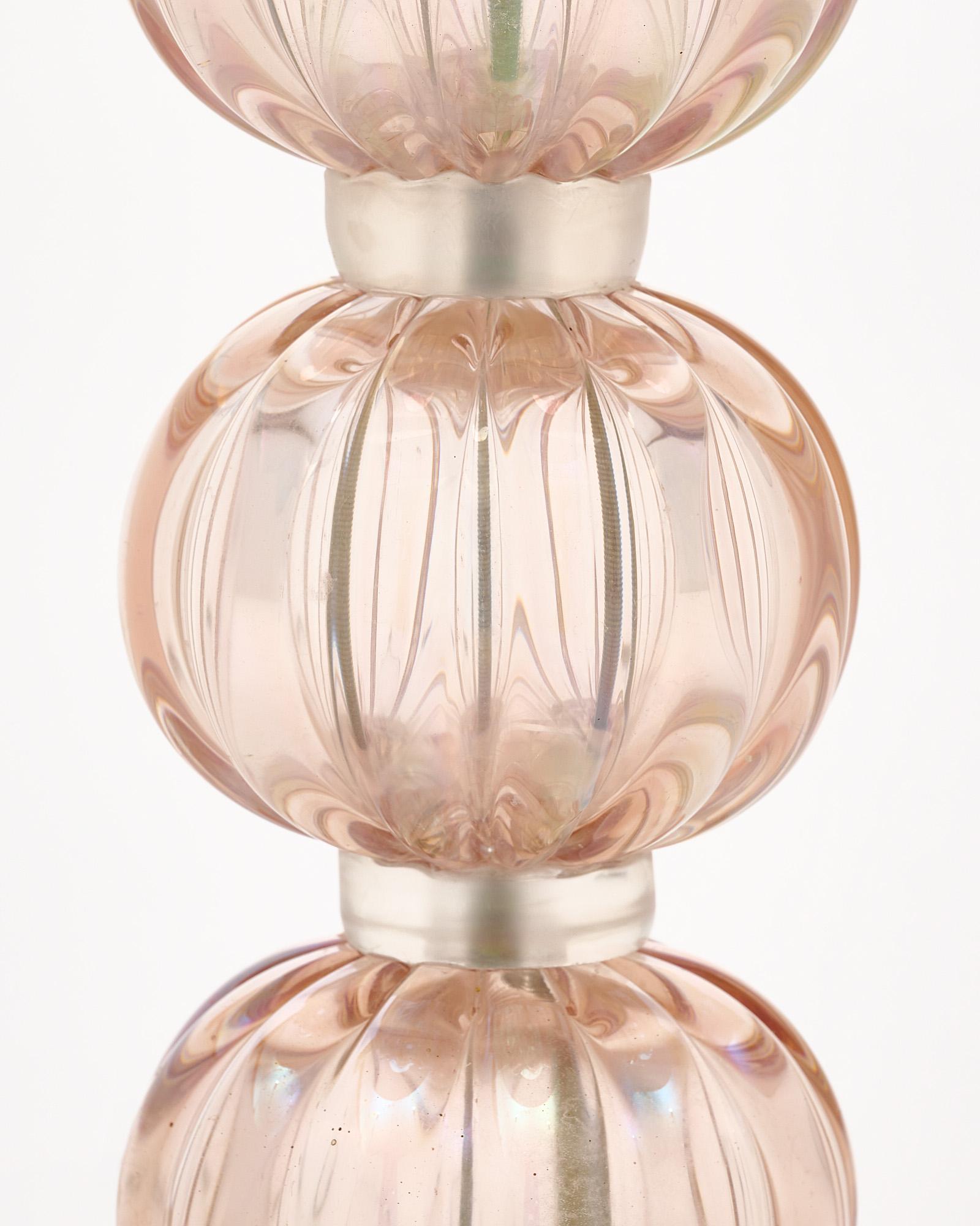 XXIe siècle et contemporain Lampe unique en verre de Murano rose irisé avec base en lucite en vente