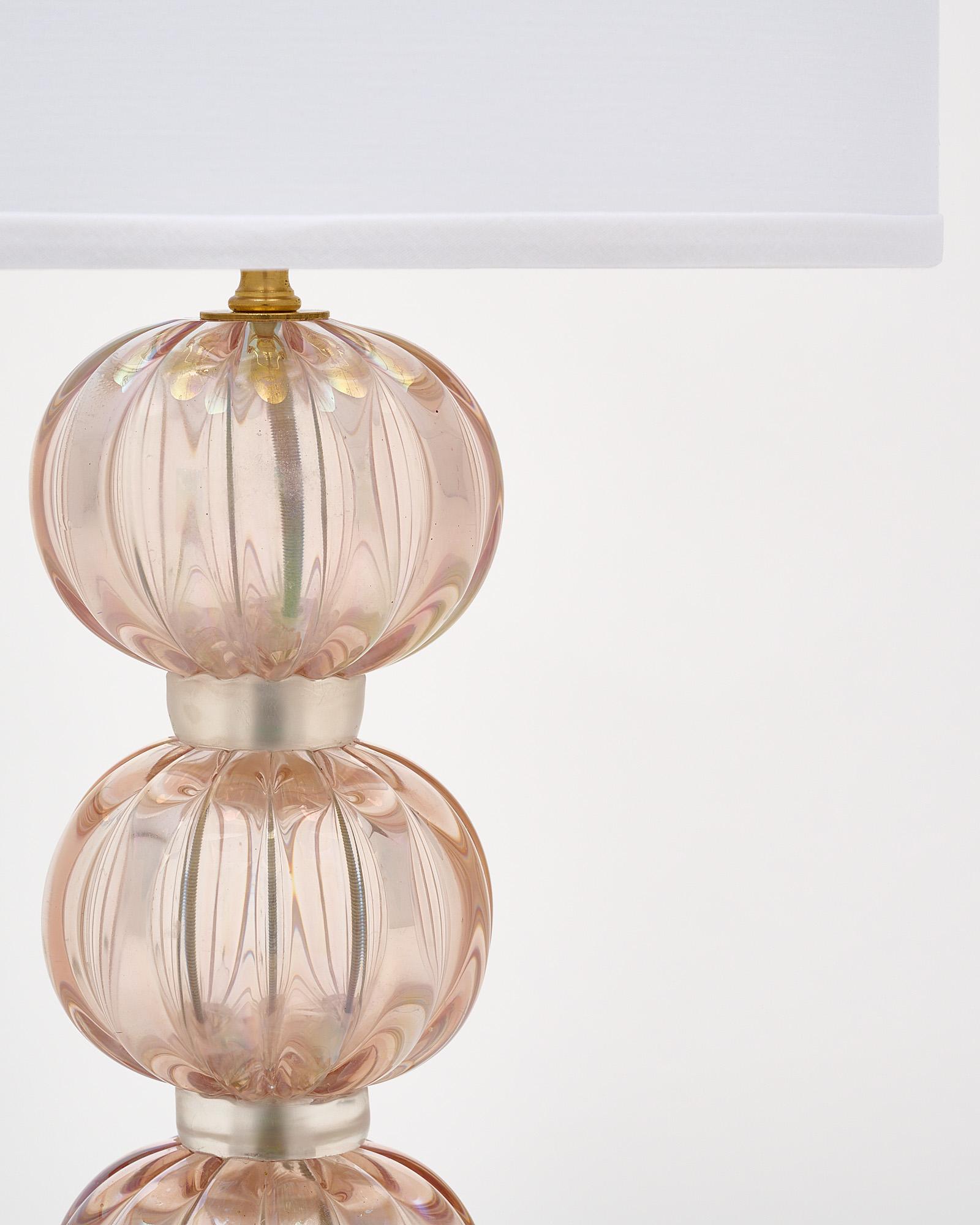 Lampe unique en verre de Murano rose irisé avec base en lucite en vente 1