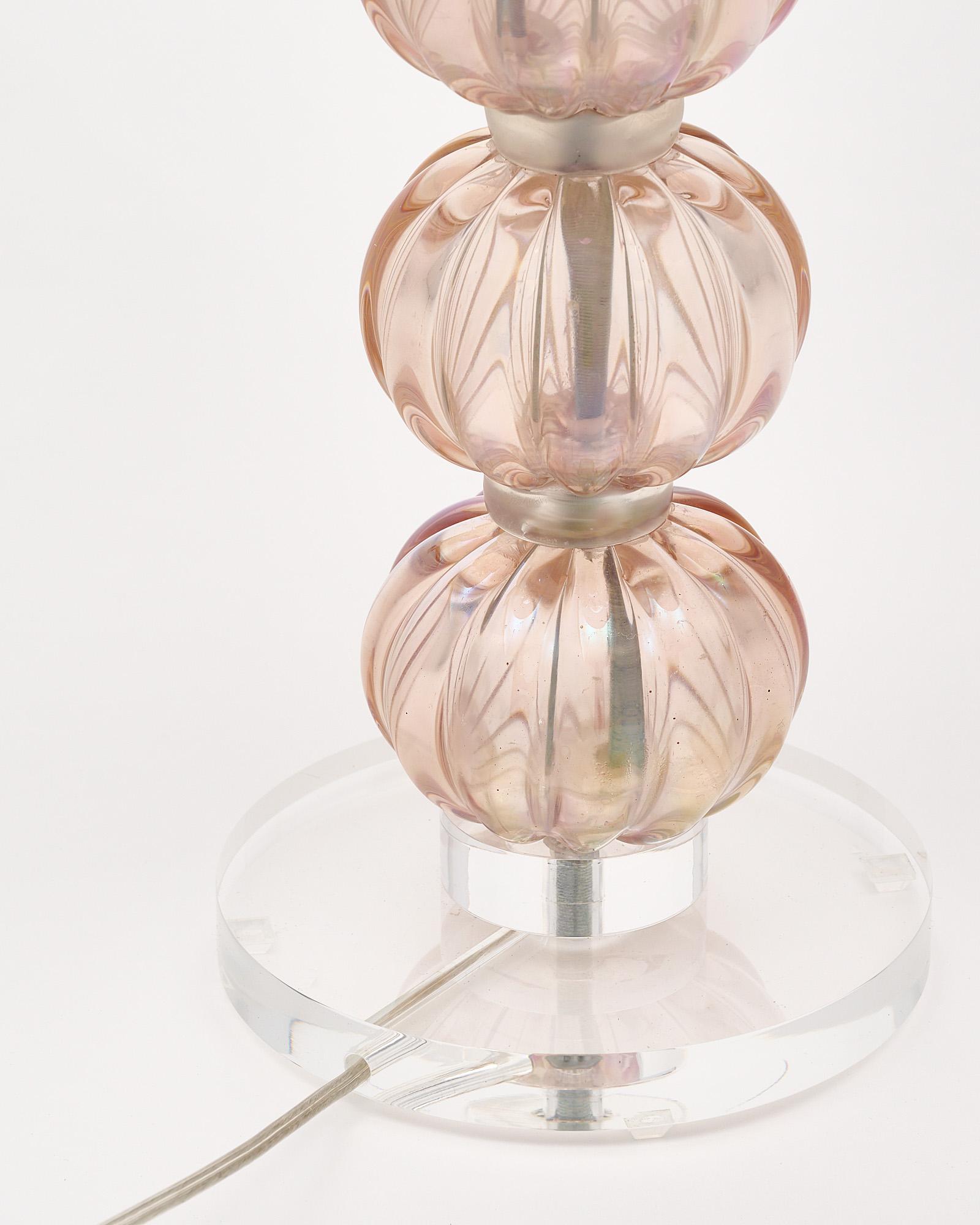 Lampe unique en verre de Murano rose irisé avec base en lucite en vente 2