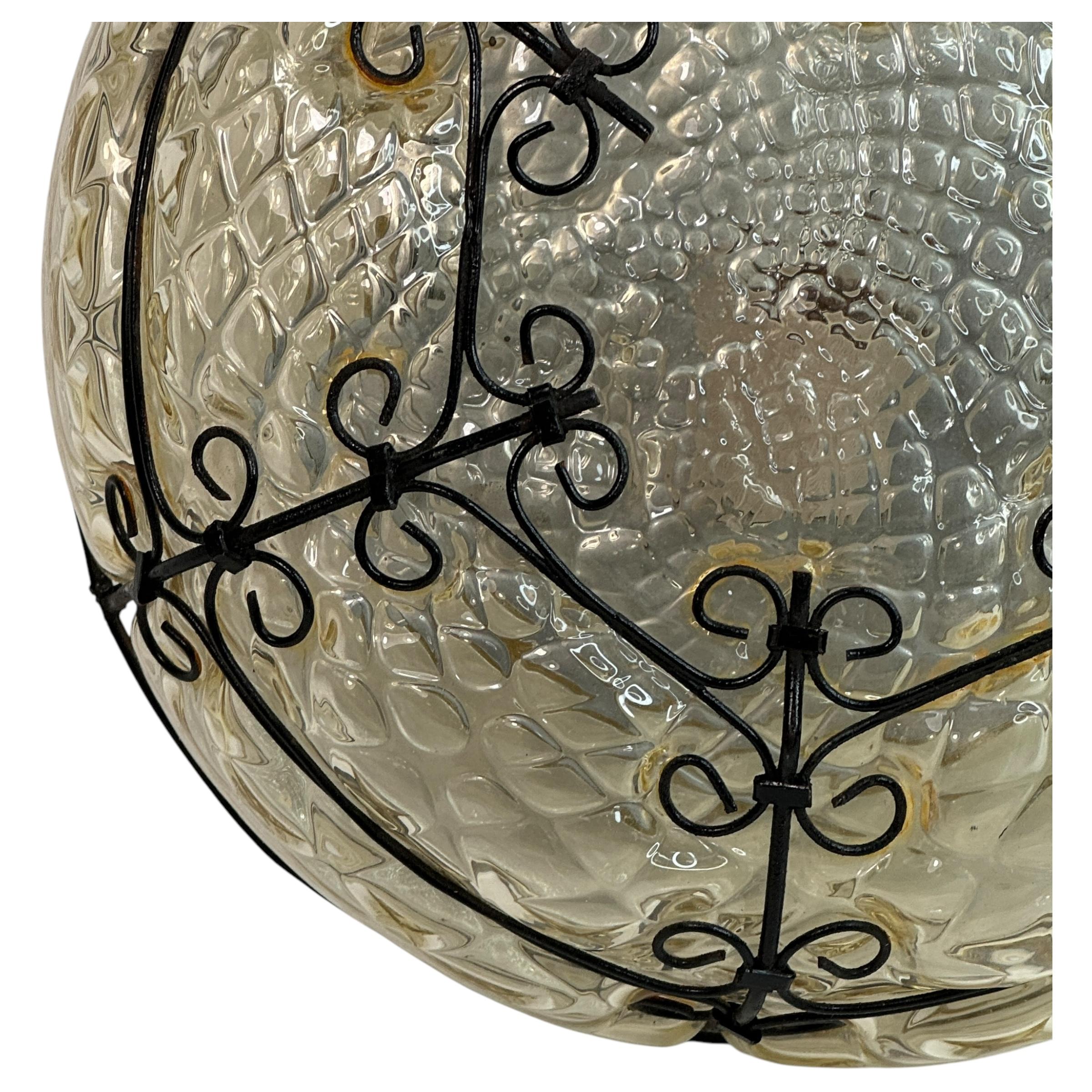 Eine schöne mundgeblasene italienische Unterputzleuchte, fabelhaftes venezianisches Käfiglicht, geräuchertes oder bernsteinfarbenes Glas in einem Eisenrahmen. Sie kann auch als Wandleuchte verwendet werden, da die Kugel mit Schrauben an der