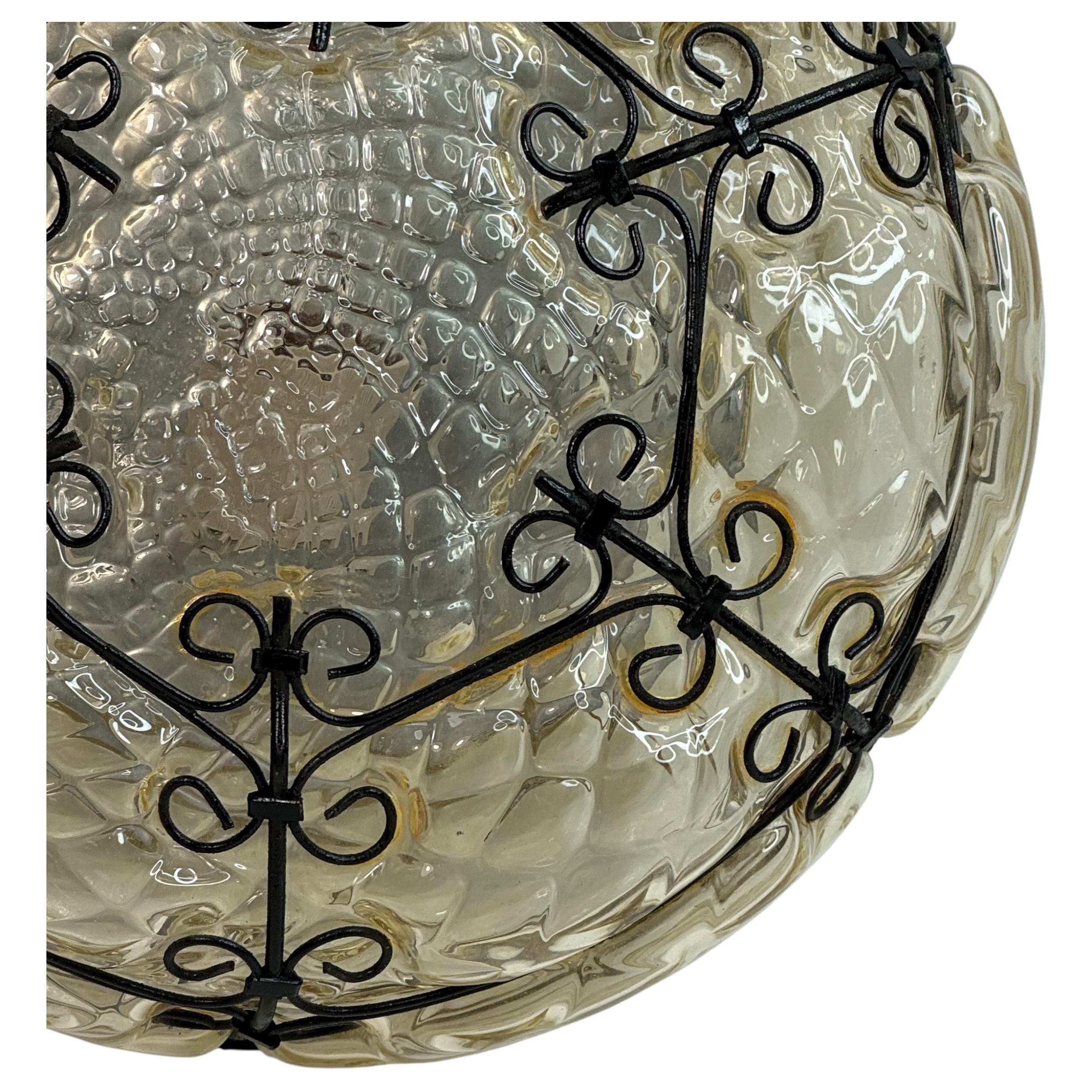 Einzelne Eisen Käfig venezianischen Glas Flush Mount oder Wandleuchter, Italien 1950er Jahre (Maurisch) im Angebot