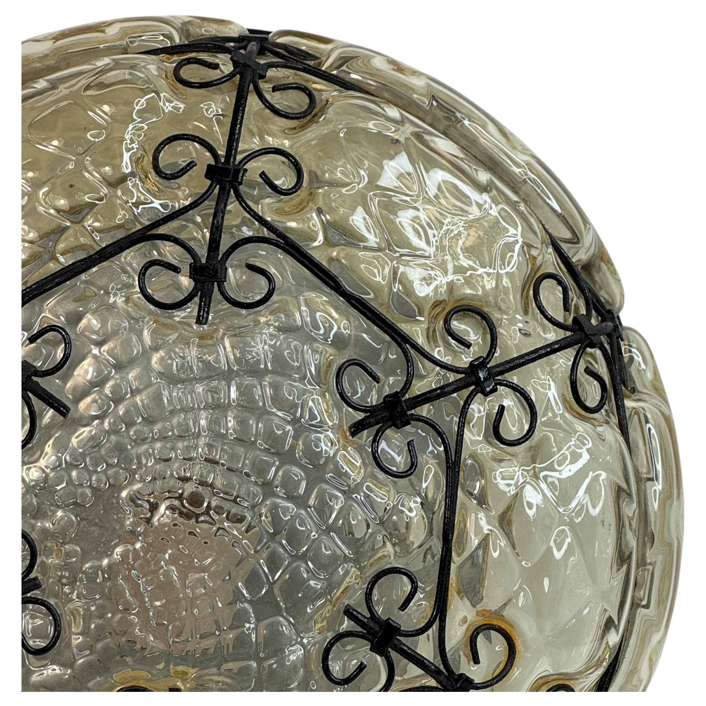 Einzelne Eisen Käfig venezianischen Glas Flush Mount oder Wandleuchter, Italien 1950er Jahre im Zustand „Gut“ im Angebot in Nuernberg, DE