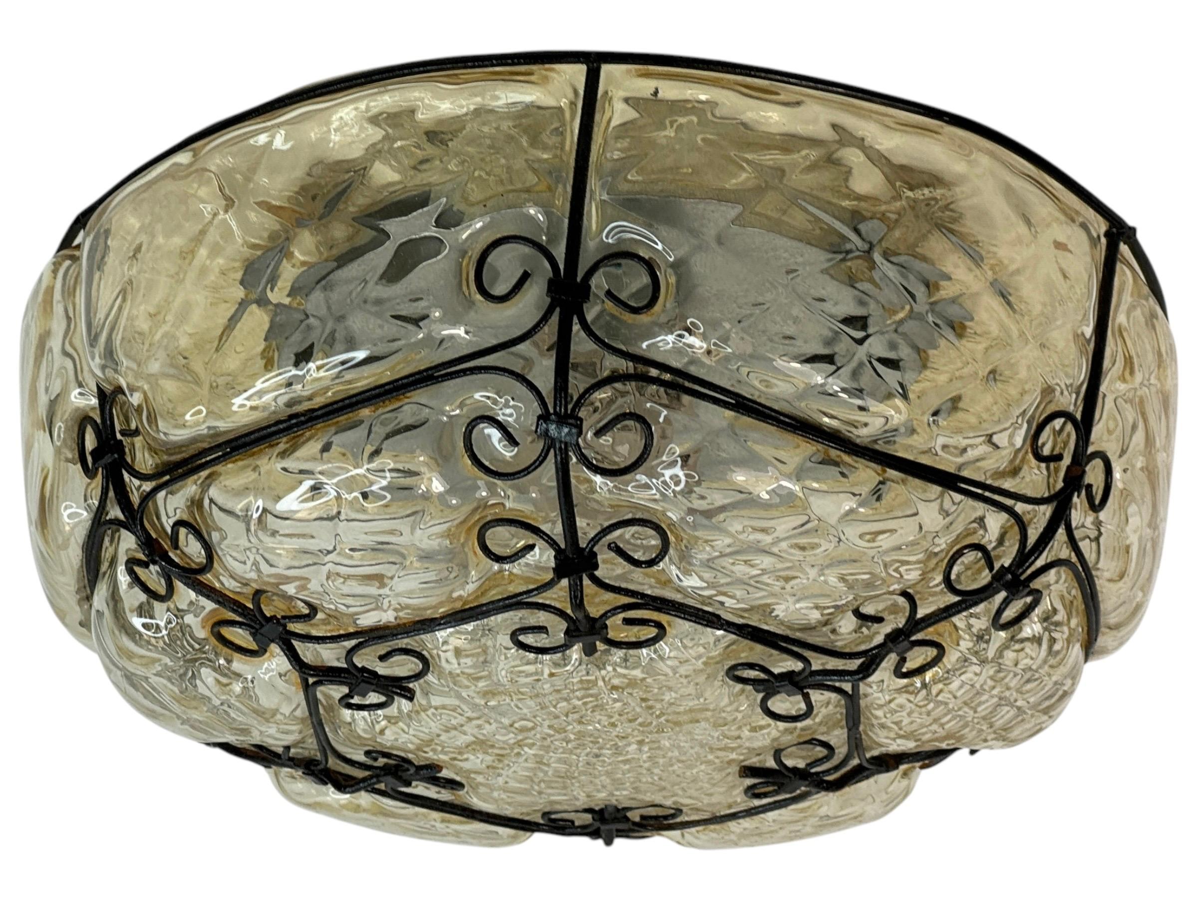 Einzelne Eisen Käfig venezianischen Glas Flush Mount oder Wandleuchter, Italien 1950er Jahre (Metall) im Angebot
