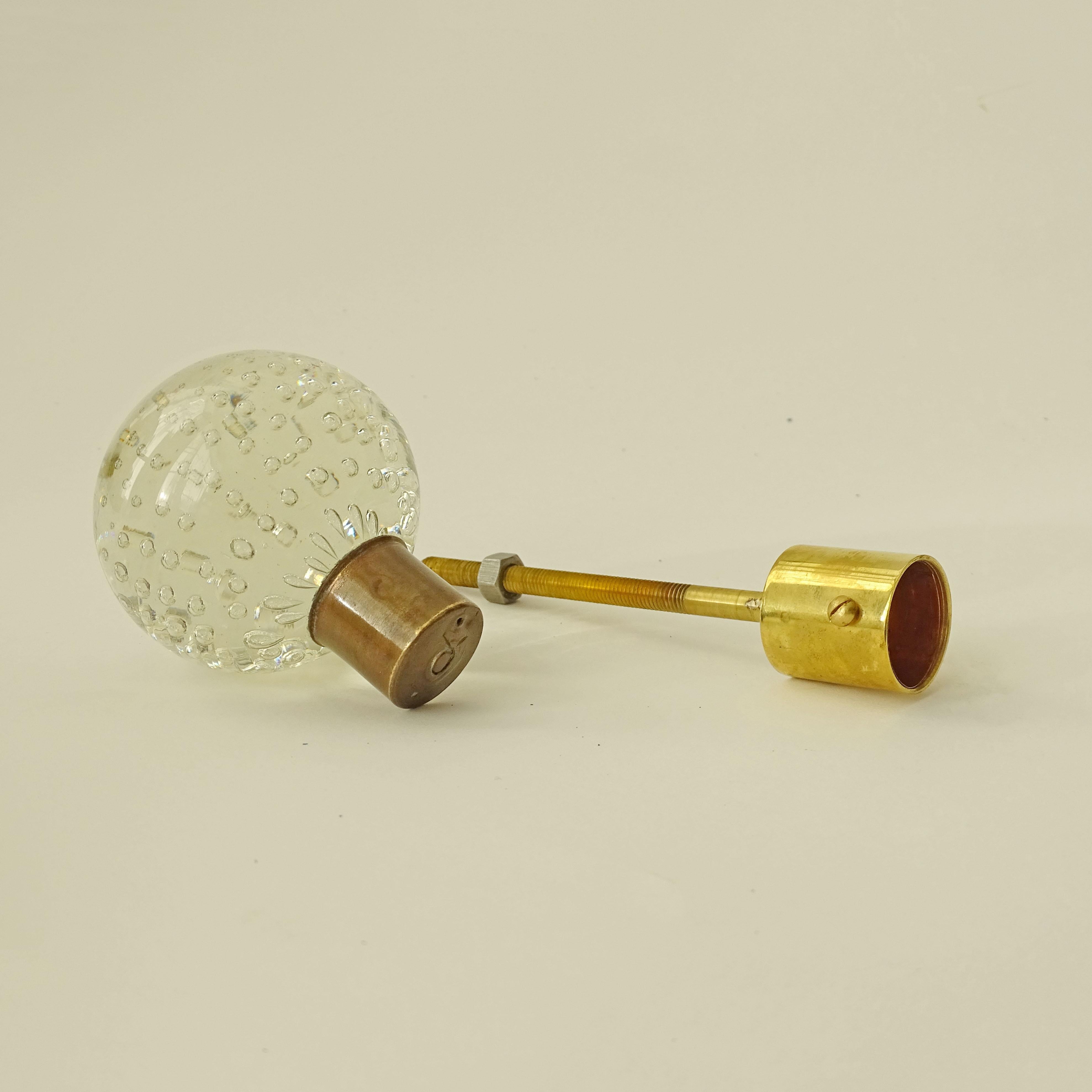 Single Italian 1950s Murano Bubble Glass Door Handle.
The brass screw attached to the handle has been newly redone.