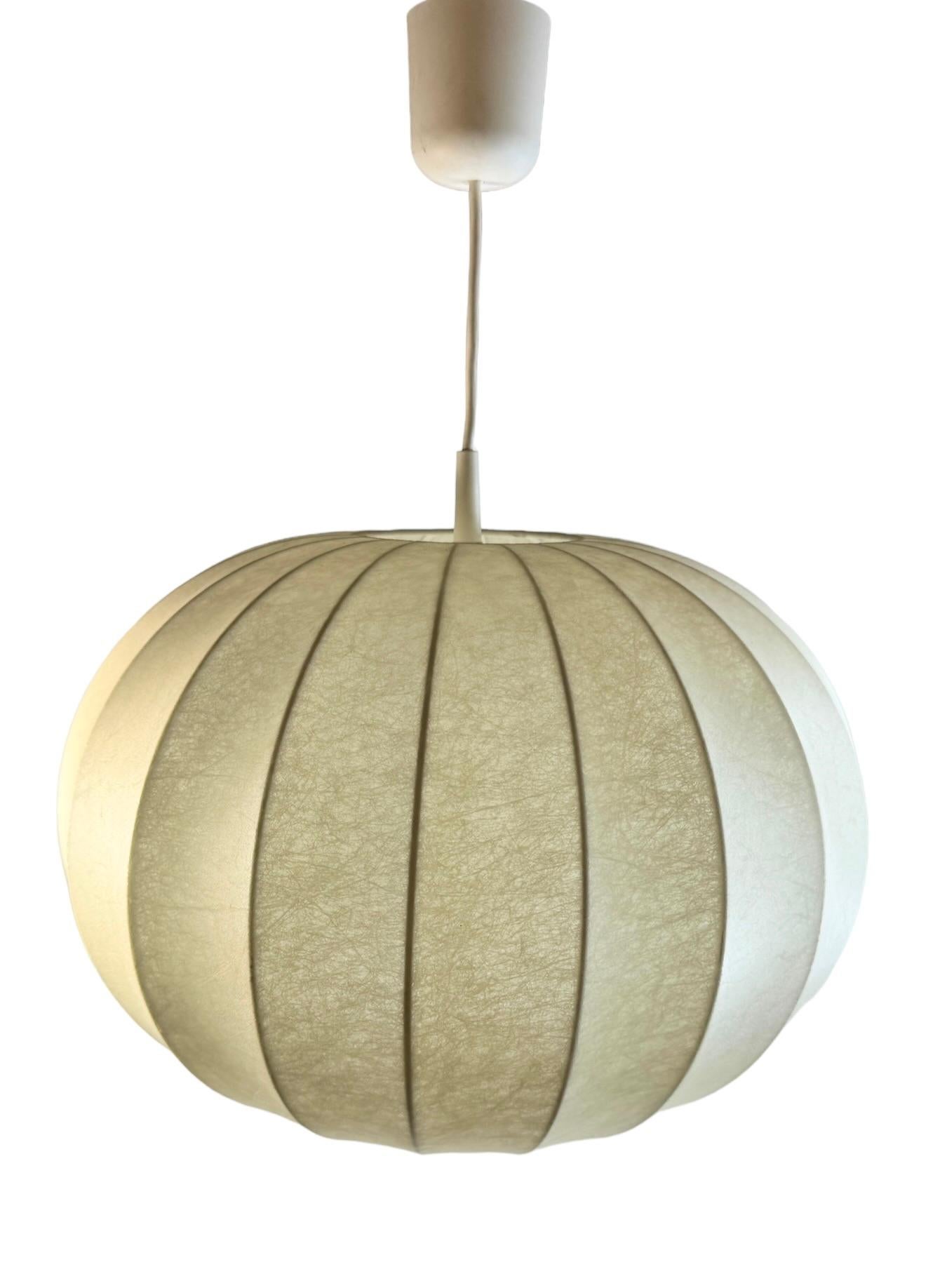 Una bellissima lampada a sospensione a forma di bozzolo realizzata in Italia negli anni '60. Ha un bellissimo design a sfera rotonda, simile alle lampade realizzate da Castiglioni. Il diametro è di circa 16 pollici. La lunghezza totale è di circa 24