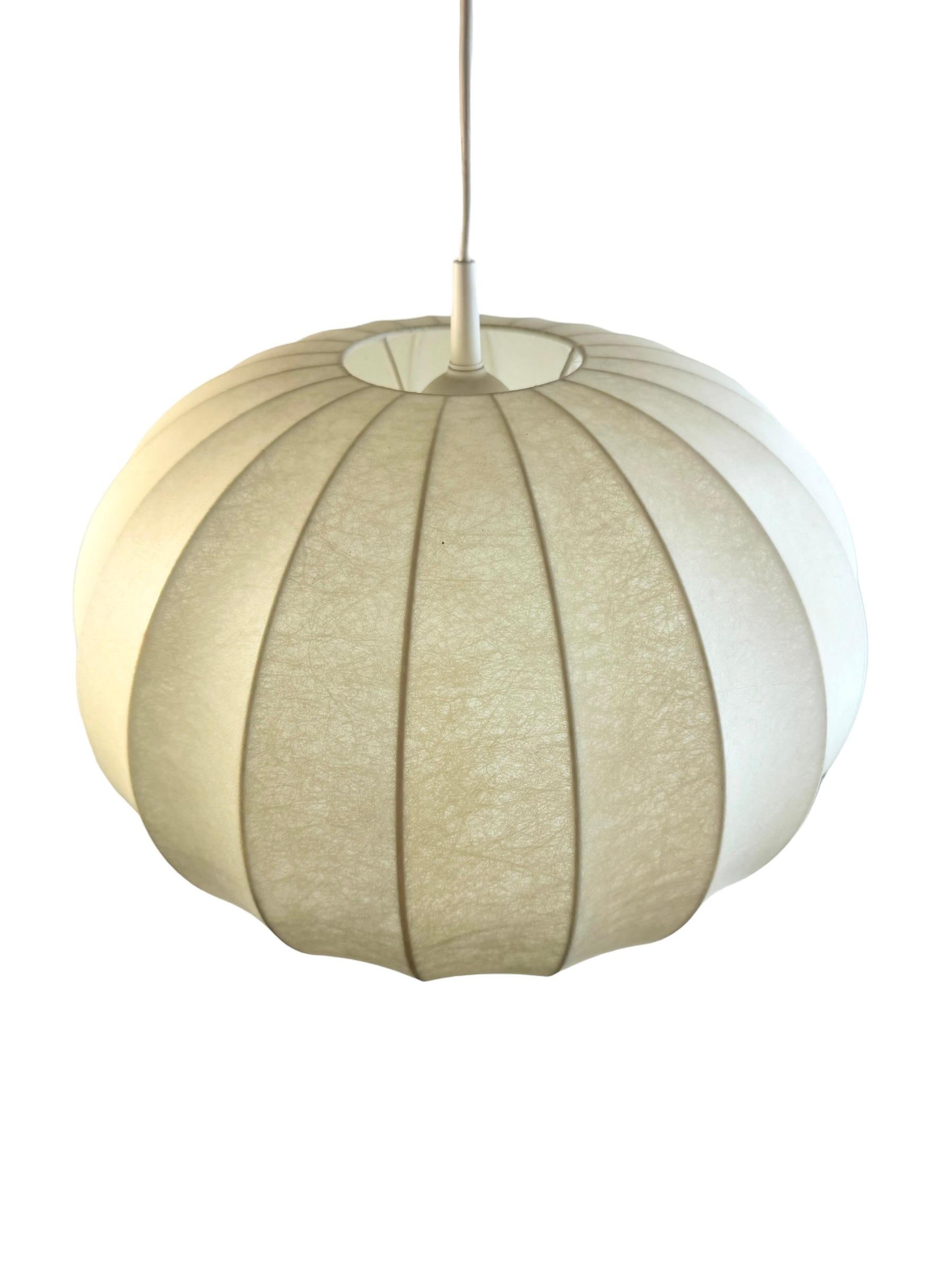 Mid-Century moderno Lampada a sospensione a sfera singola italiana del Medioevo in stile Cocoon Castiglioni, vintage in vendita