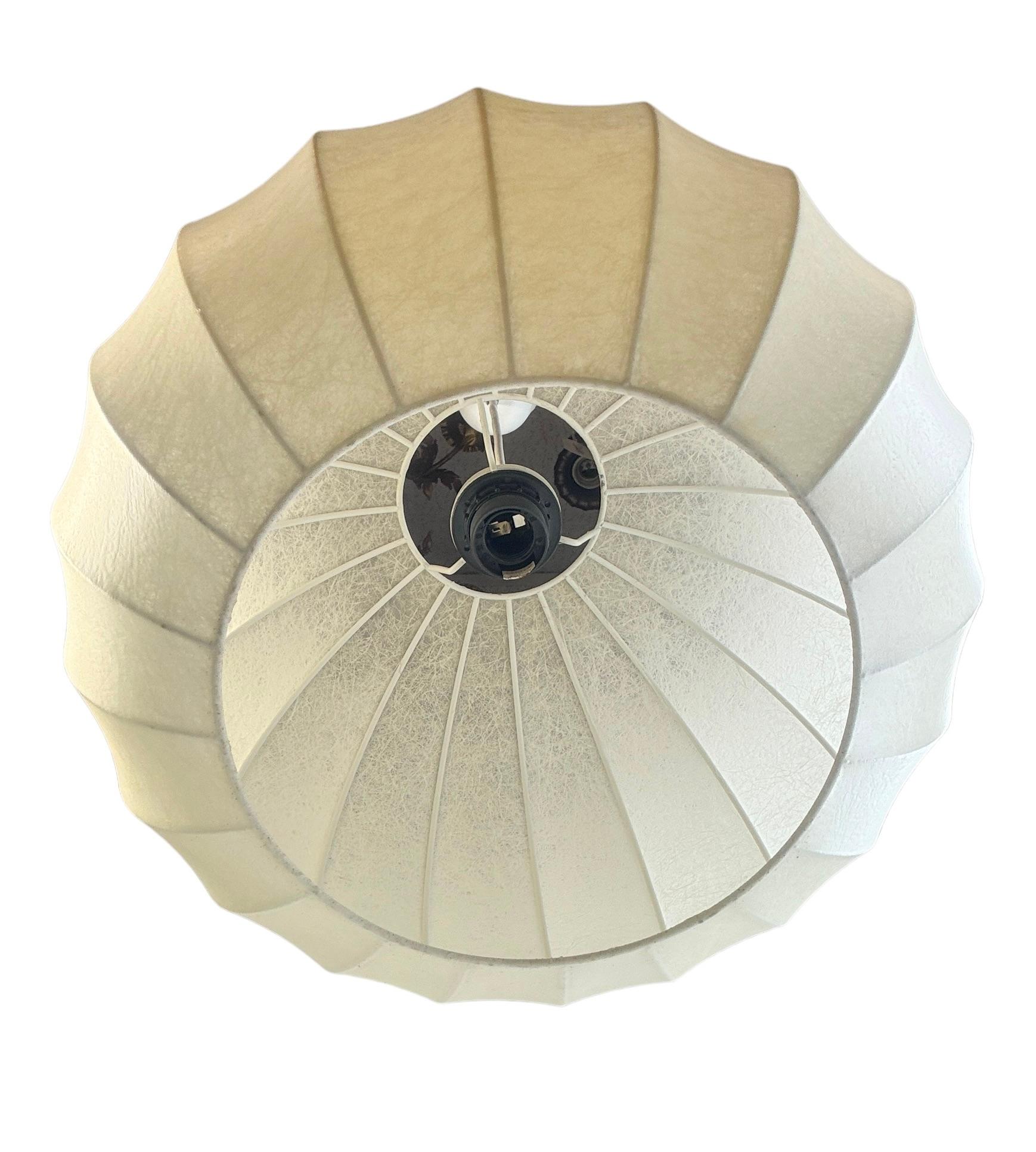 Italiano Lampada a sospensione a sfera singola italiana del Medioevo in stile Cocoon Castiglioni, vintage in vendita