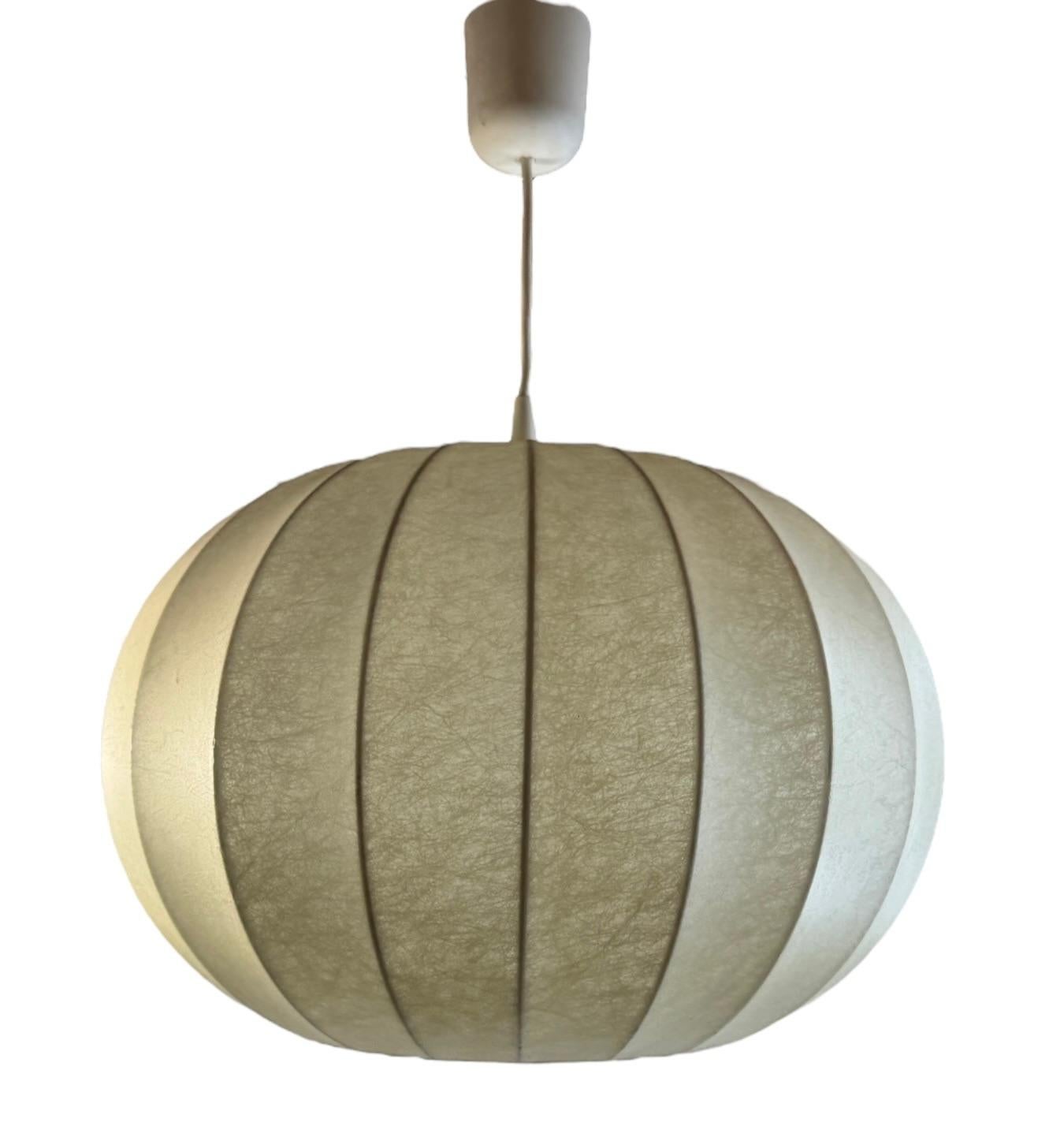 Filato Lampada a sospensione a sfera singola italiana del Medioevo in stile Cocoon Castiglioni, vintage in vendita