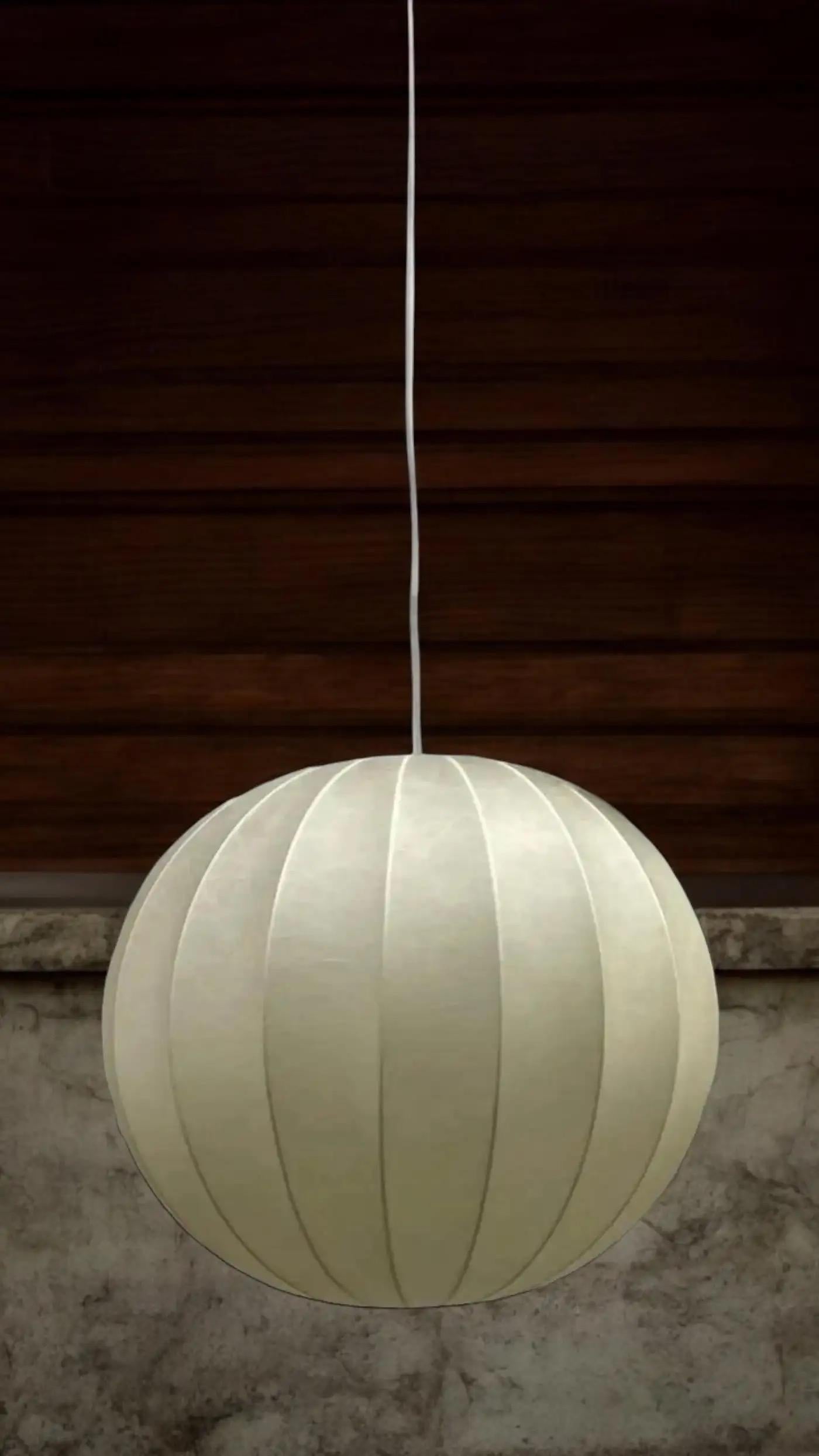 Metà XX secolo Lampada a sospensione a sfera singola italiana del Medioevo in stile Cocoon Castiglioni, vintage in vendita