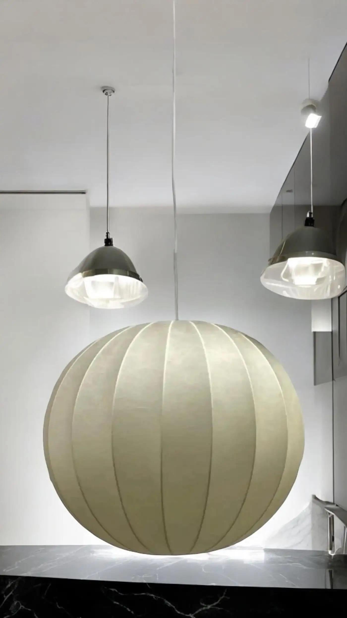 Metallo Lampada a sospensione a sfera singola italiana del Medioevo in stile Cocoon Castiglioni, vintage in vendita