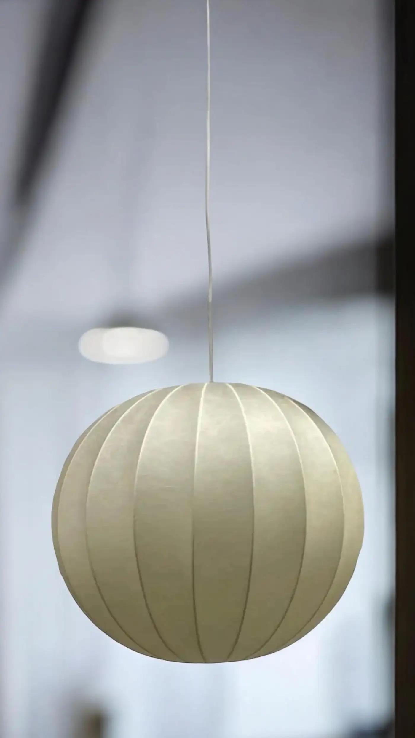 Lampada a sospensione a sfera singola italiana del Medioevo in stile Cocoon Castiglioni, vintage in vendita 1