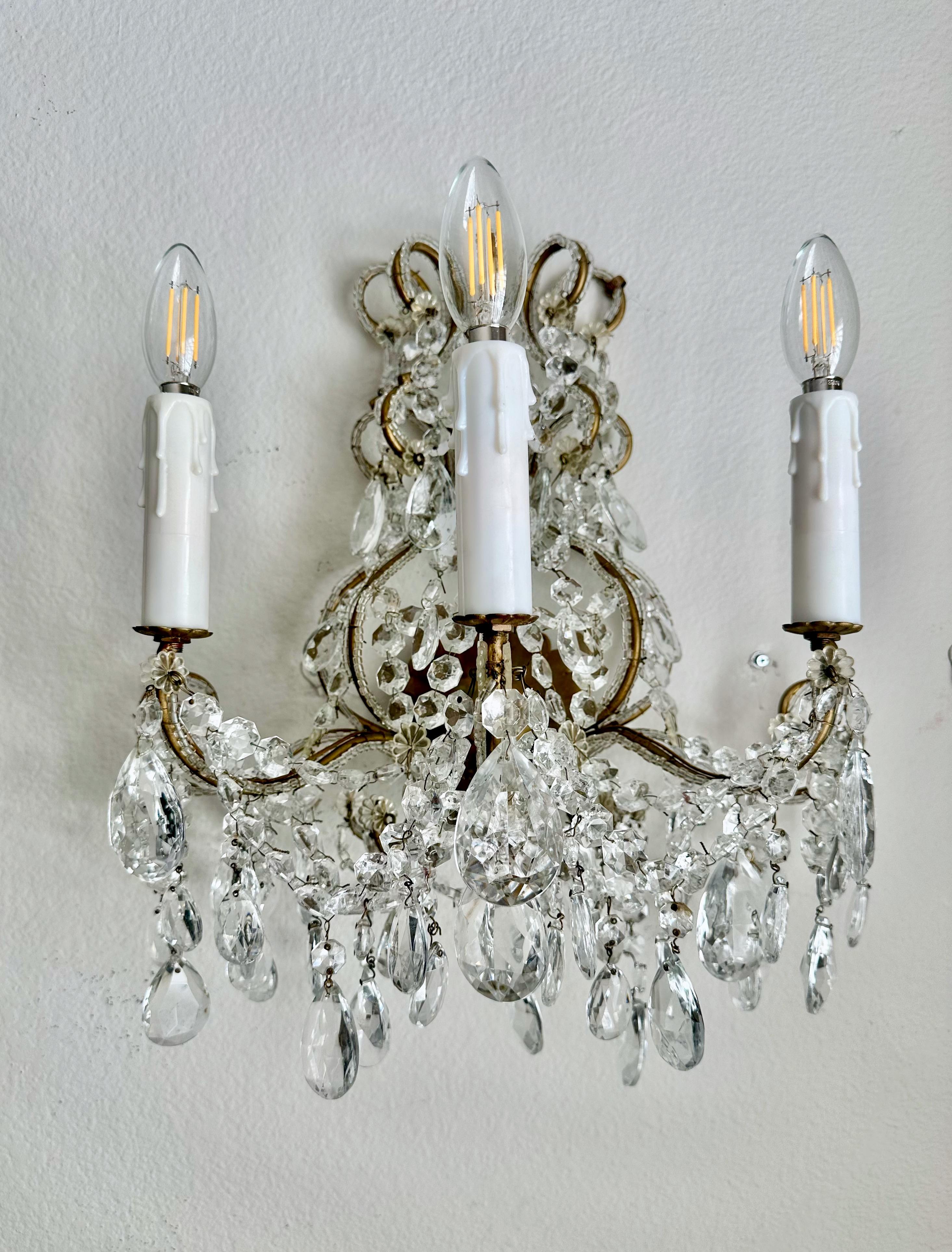 Single Italian Beaded Crystal Brass Wall Light Sconce In Good Condition For Sale In Palm Springs, CA