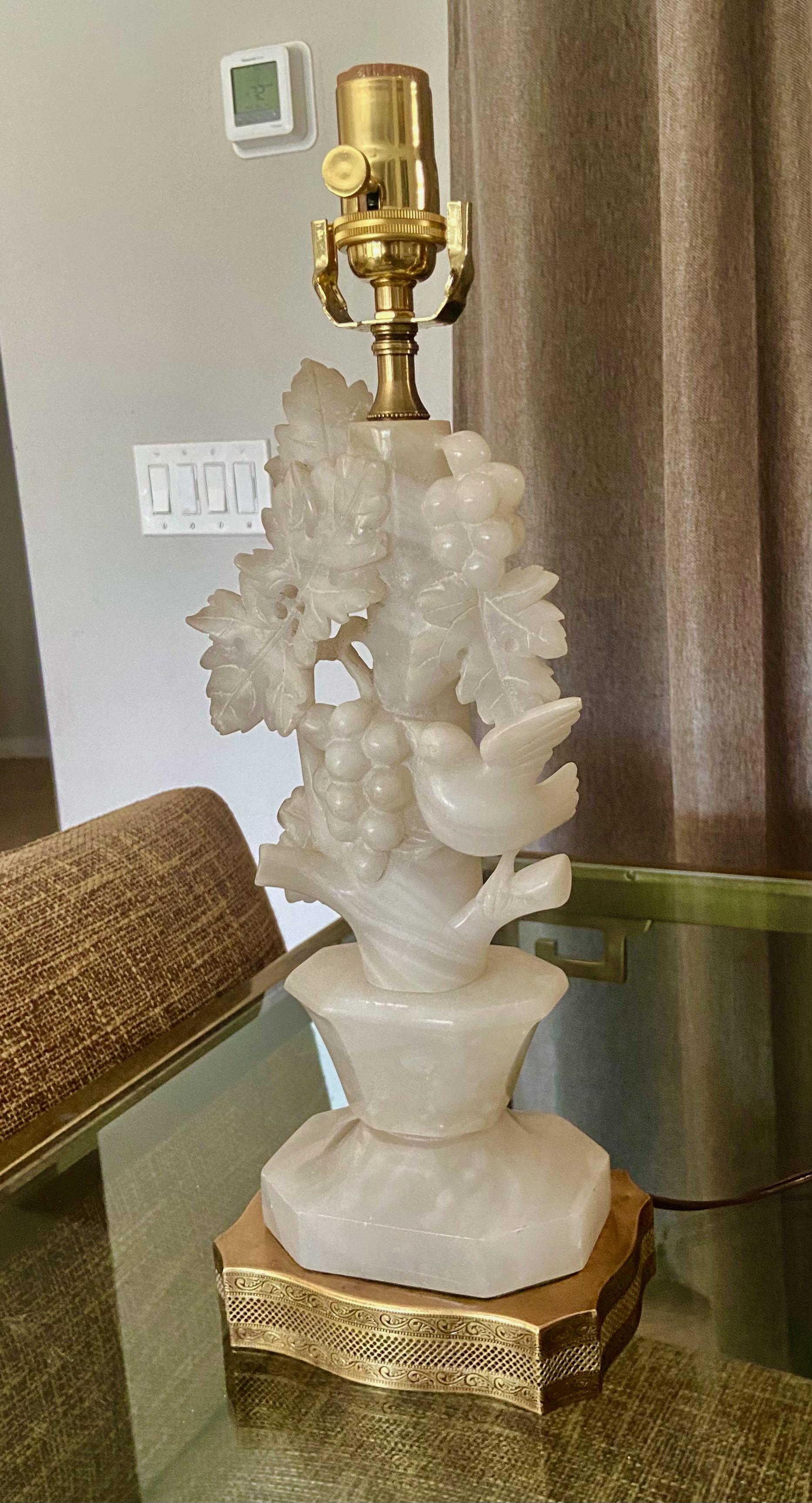 Einzelne italienische Vogelzweige-Tischlampe aus Alabaster im Zustand „Gut“ im Angebot in Palm Springs, CA