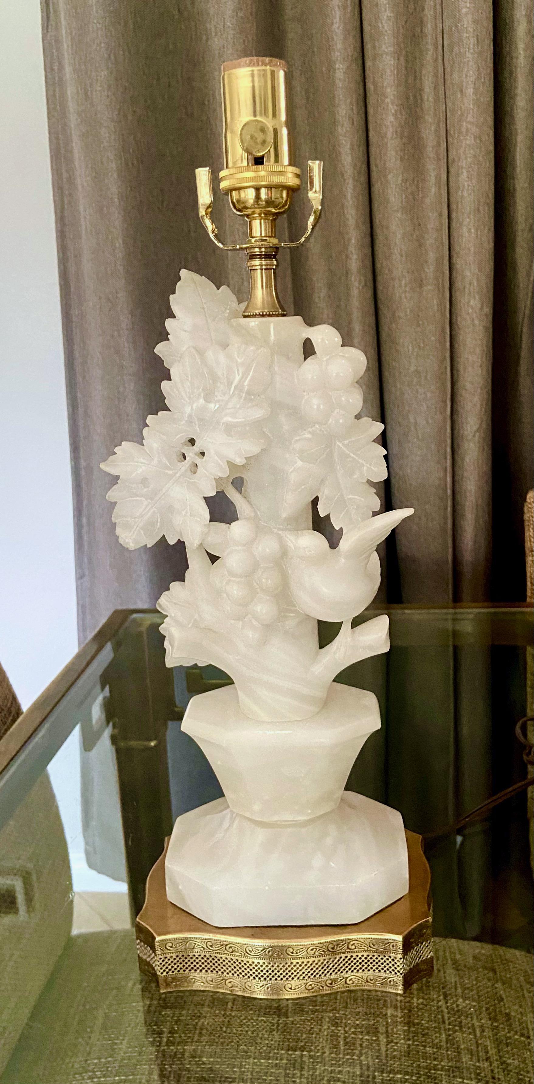 Einzelne italienische Vogelzweige-Tischlampe aus Alabaster (Frühes 20. Jahrhundert) im Angebot