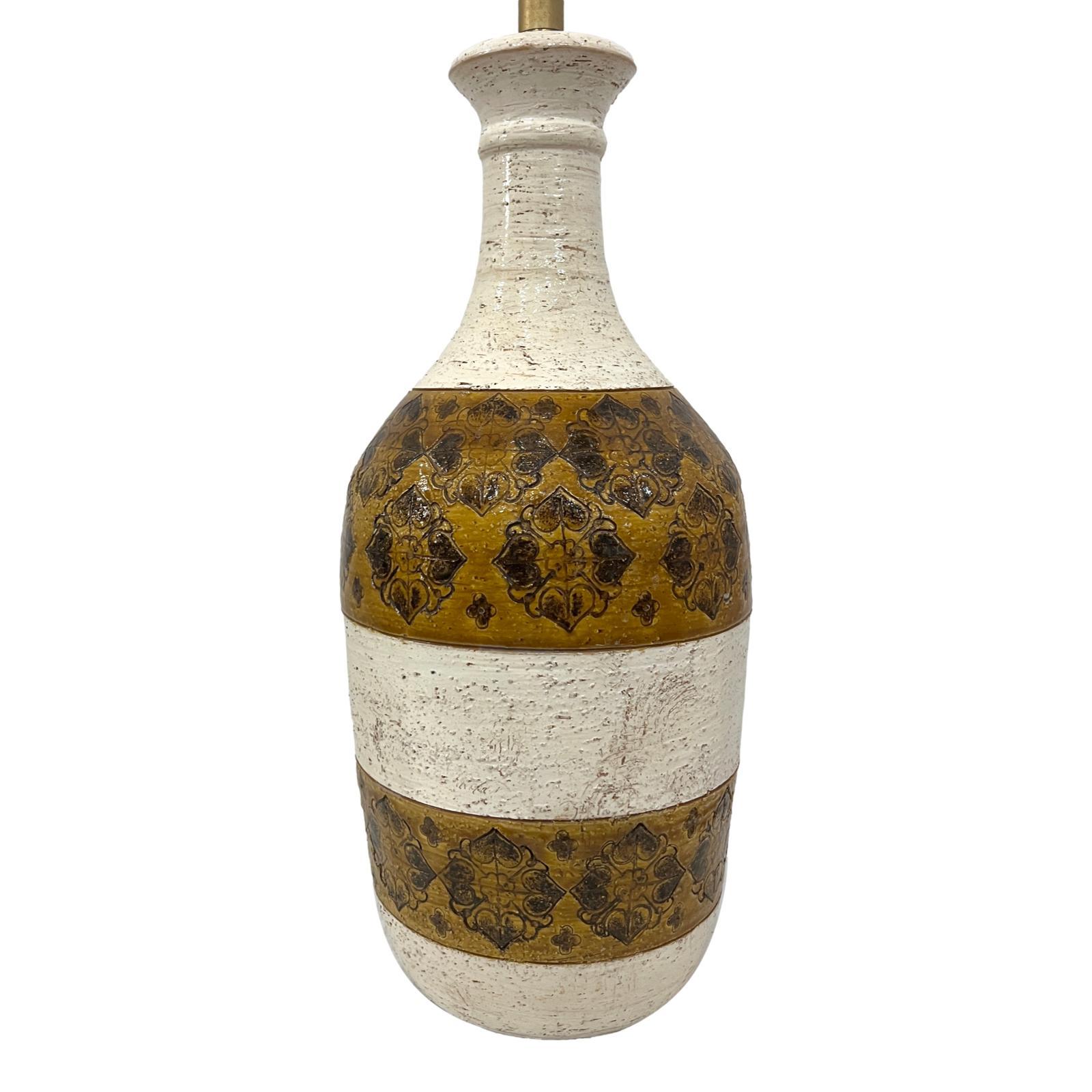 Lampe en céramique italienne à décor peint, datant des années 1960.

Mesures :
Hauteur du corps : 19
Hauteur jusqu'à l'appui de l'abat-jour : 31