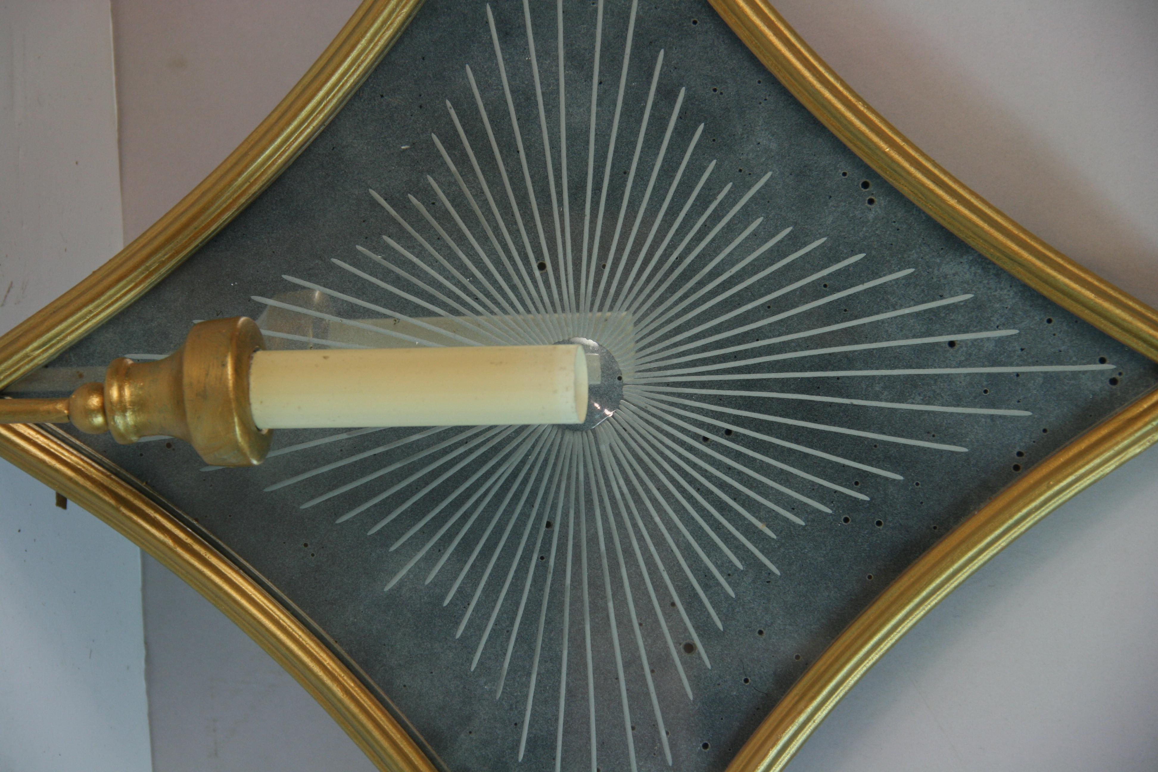 Aplique de pared individual italiano de metal dorado e inciso antiguo en Bueno estado para la venta en Douglas Manor, NY