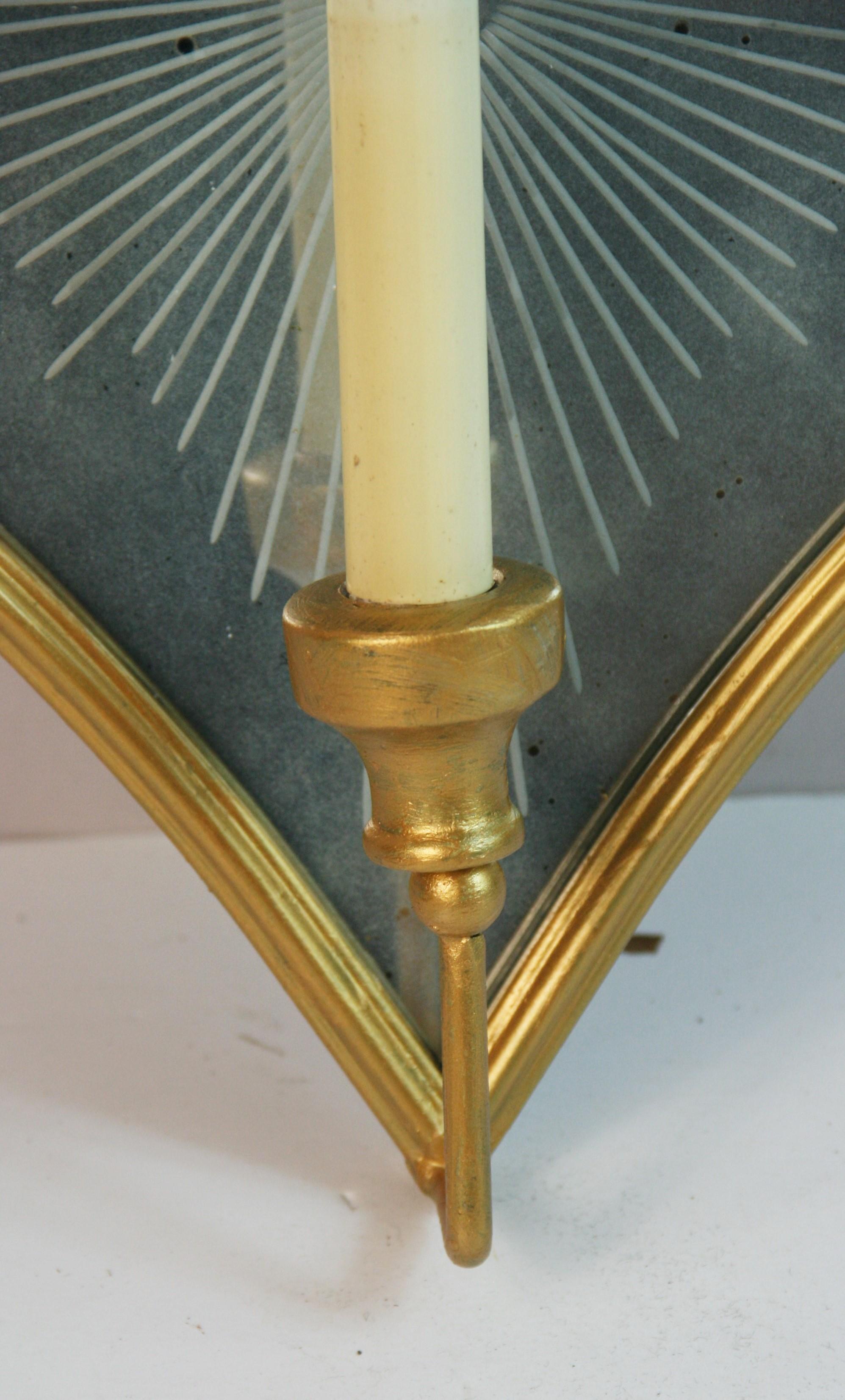 Aplique de pared individual italiano de metal dorado e inciso antiguo finales del siglo XX en venta