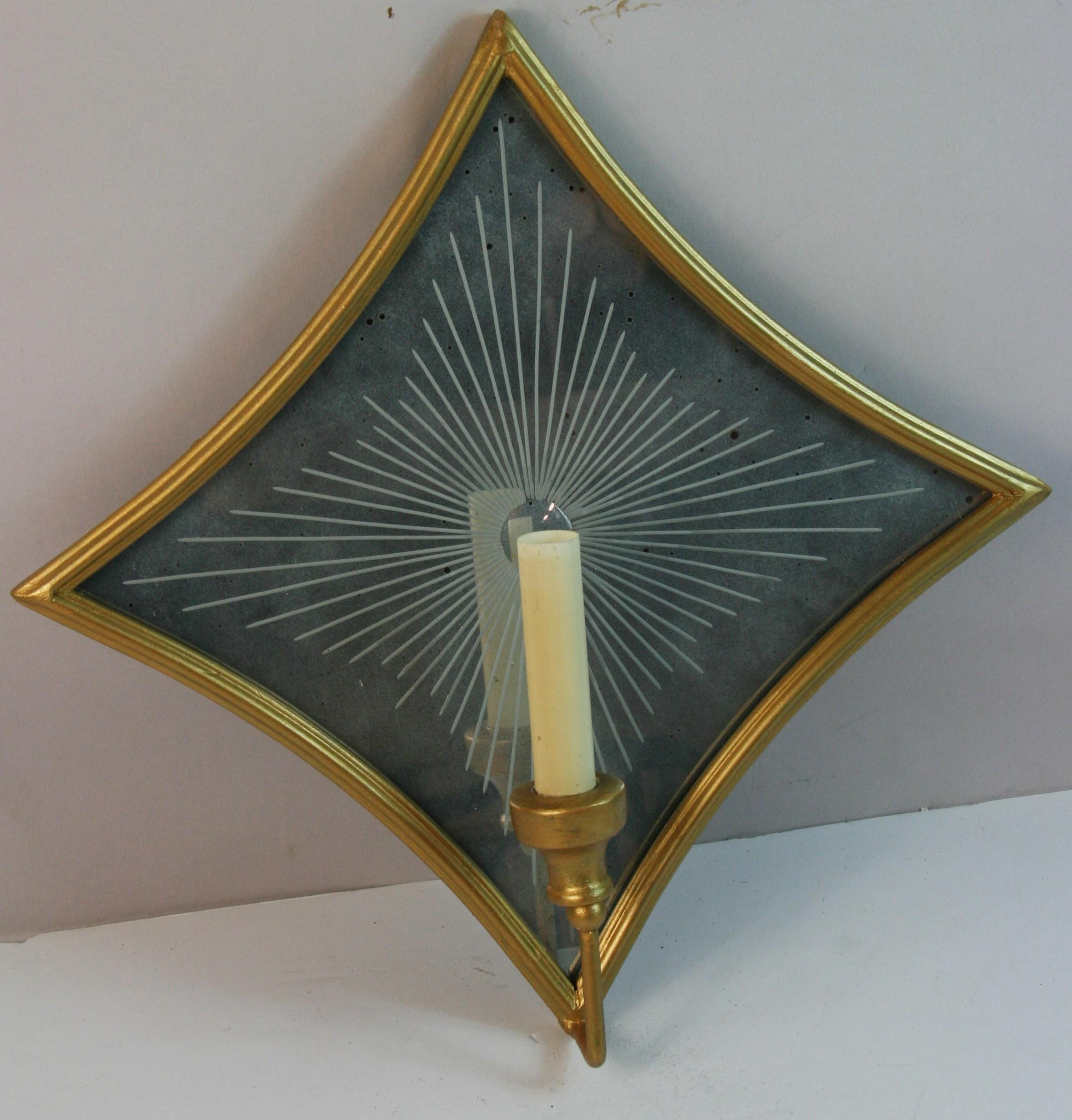 Aplique de pared individual italiano de metal dorado e inciso antiguo en venta 1