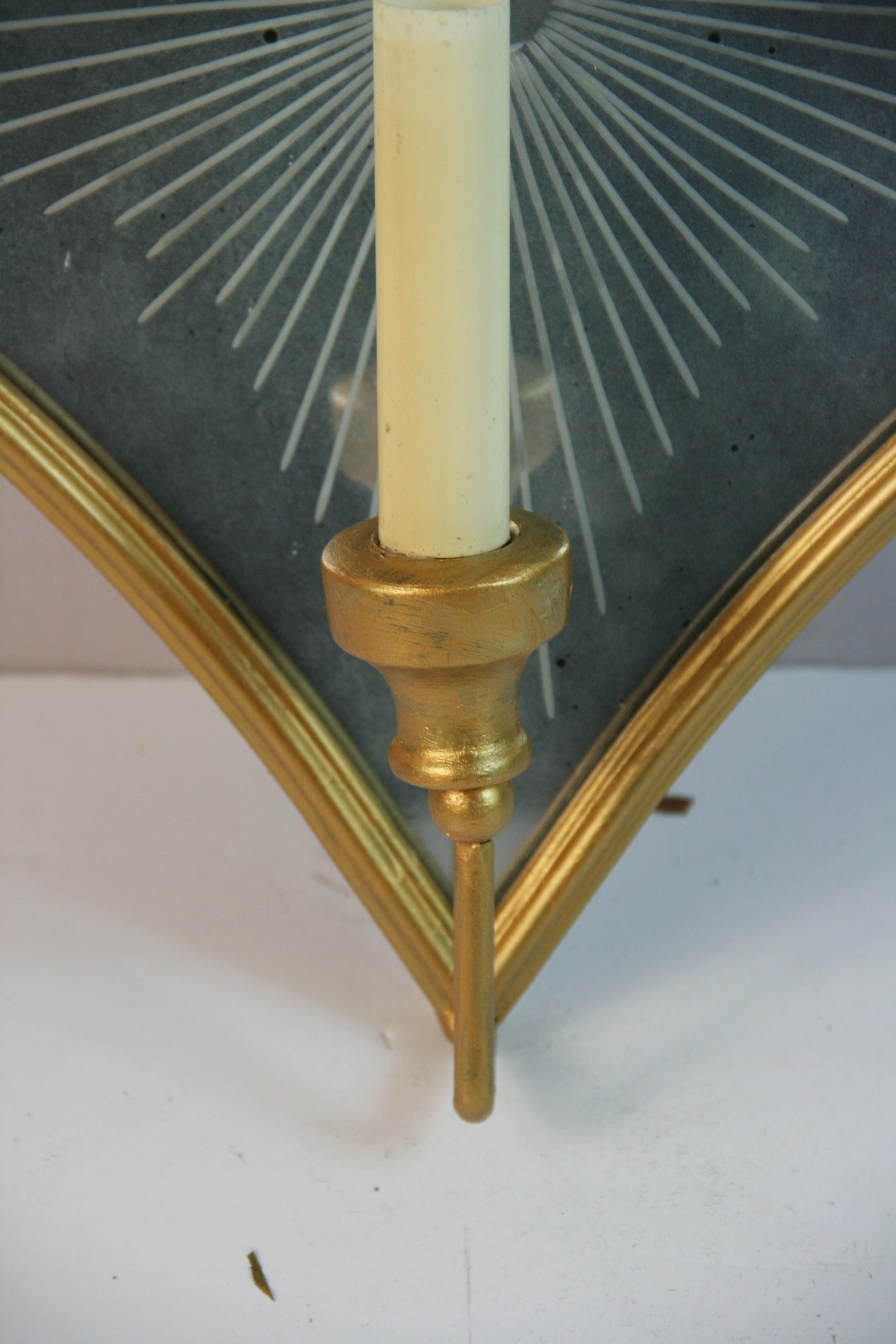 Aplique de pared individual italiano de metal dorado e inciso antiguo en venta 2