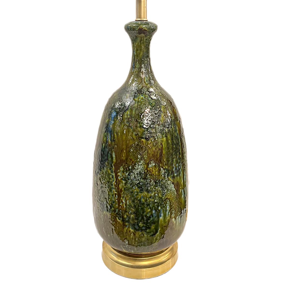 Lampe de table italienne en céramique avec base dorée, datant des années 1960.

Mesures :
Hauteur du corps : 23.25