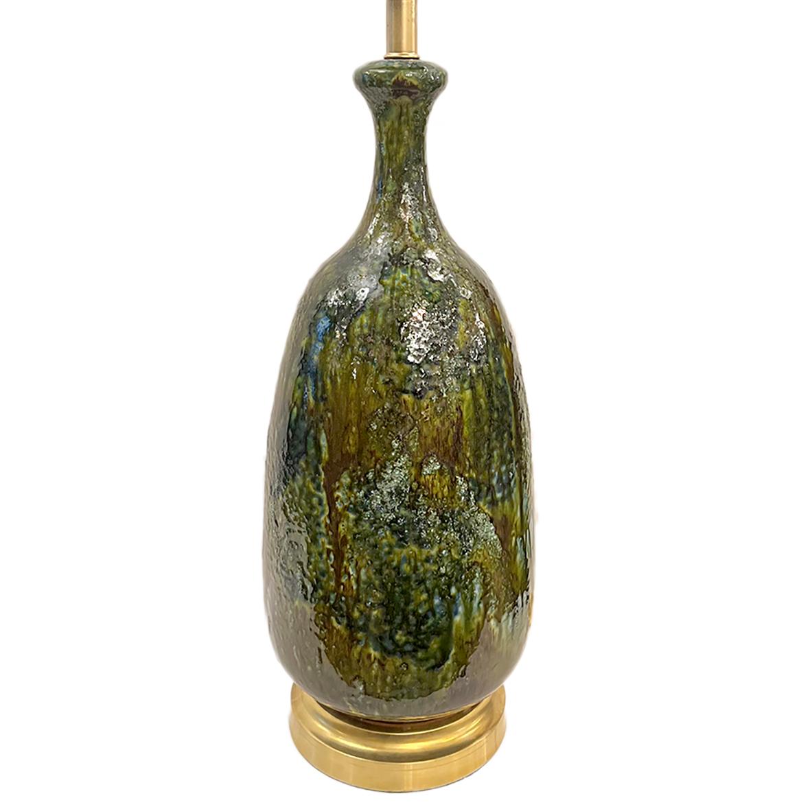 Eine italienische Keramik-Tischlampe mit vergoldetem Sockel aus den 1960er Jahren.

Abmessungen:
Höhe des Körpers: 23.25