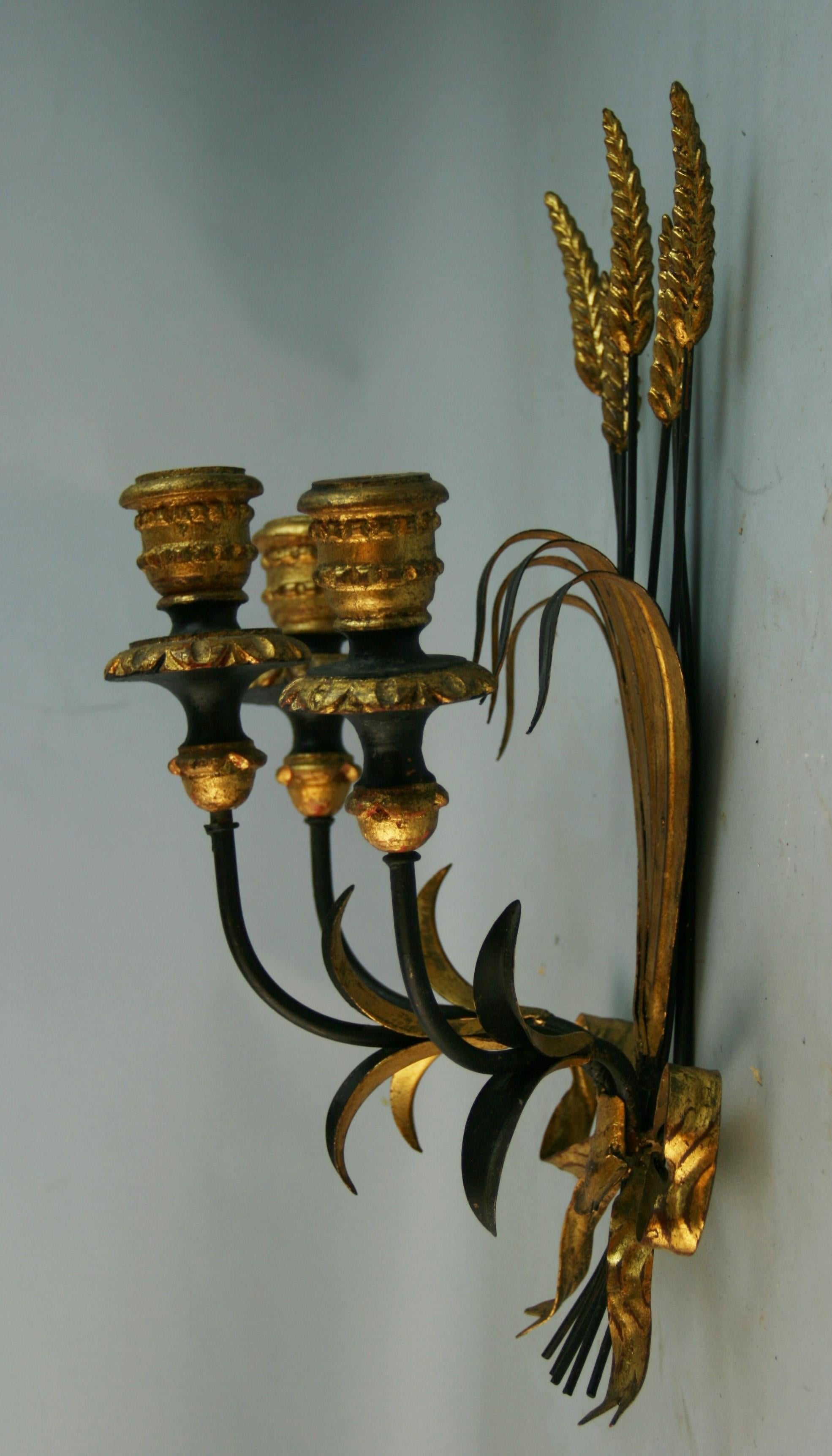 Single Italian Leaf and Wheat Gilt Wood Candle Sconce For Sale 1